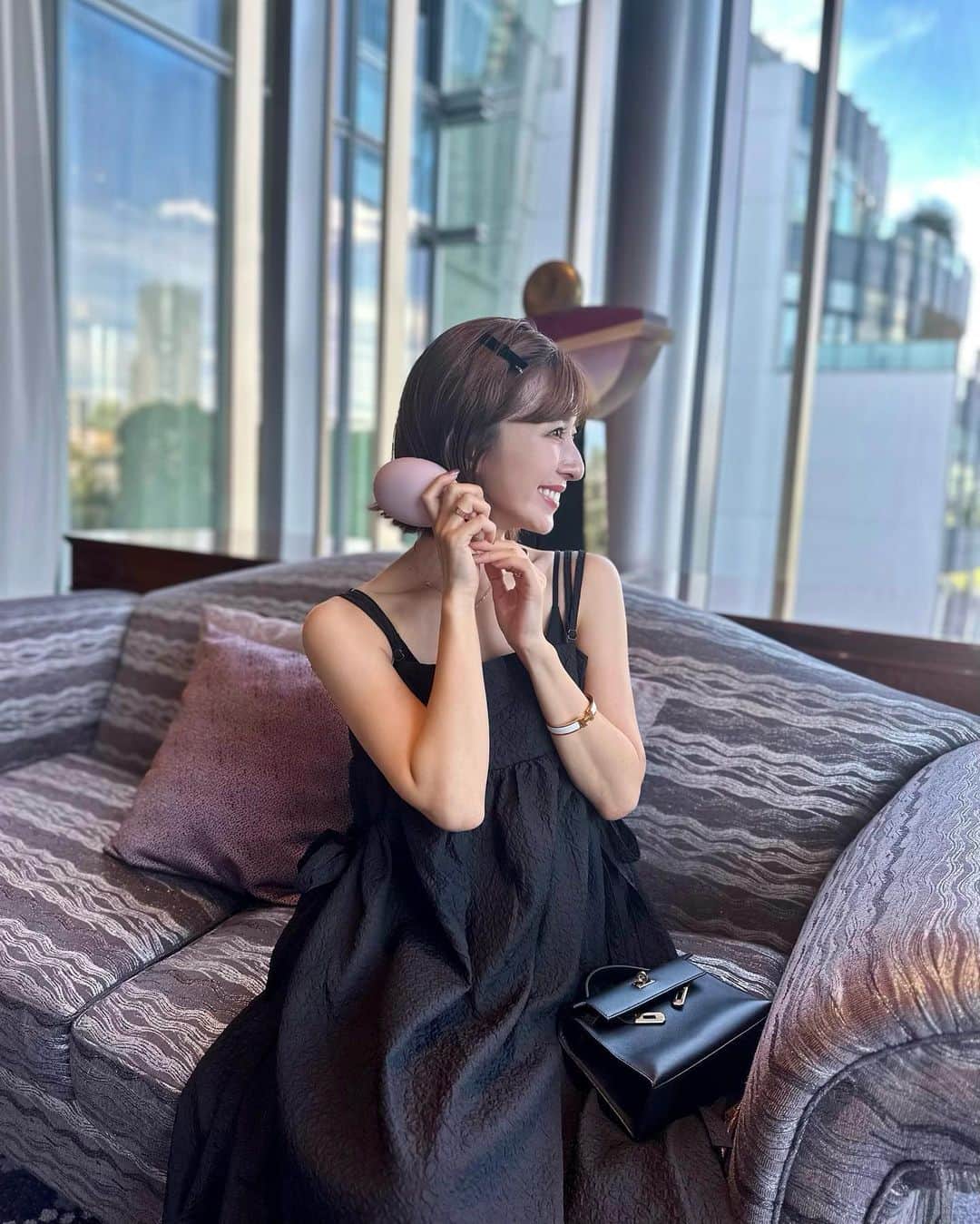 水野佐彩のインスタグラム：「・ @readey_samanthabeauty   ツインマイナスイオン Detox & Reset ブラシ 『Ready』のローンチイベントに 参加してきました✨✨  マイナスイオンを発生させてくれて 髪を毛先まで瞬時にサラサラにしてくれるブラシ✨ キューティクルを整えるとともに やわらかいクッションにセッティングされた 88本のメタルピンが ひんやり気持ちよく頭皮を刺激してくれるので 気分もリフレッシュしてくれる 新感覚のアイテムなんです✨✨  コロンとした見た目で可愛い🩷 充電式でコンパクトなので 持ち運びにも🙆‍♀️  お値段もお手頃でカラバリも多いので 男女問わずプレゼントにもピッタリだね❤️  受注受付はすでにスタートしていて 初回のキャペーン予約分は 残りわずかみたいですよ〜☺️💚  #Readey #リアデイ #samanthabeautyproiect #出会いの3分前を魔法の時間に」