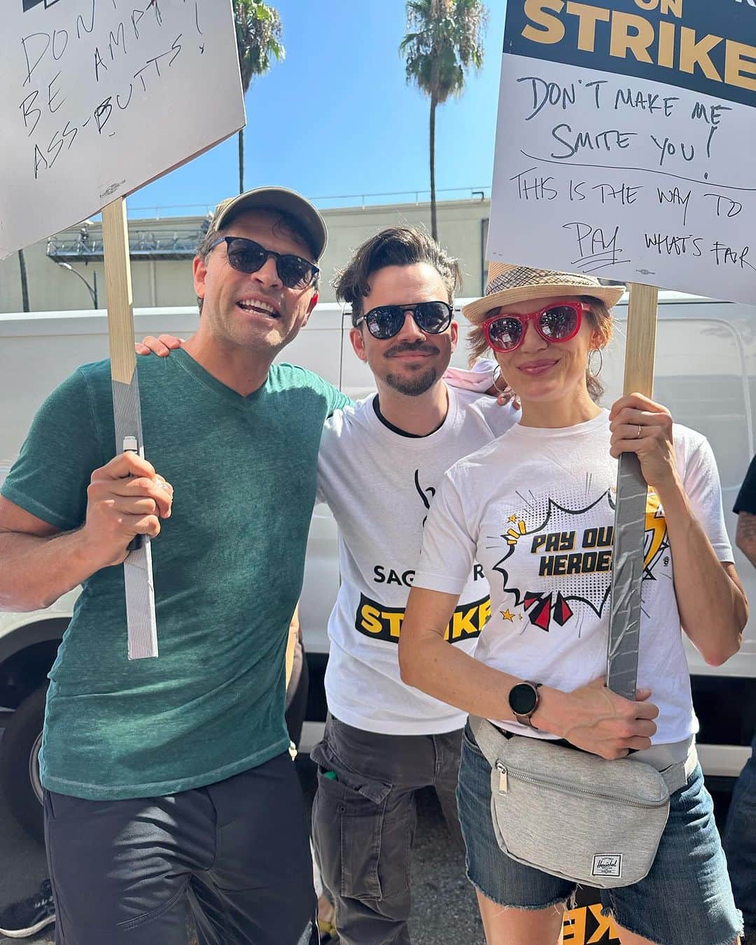 エミリー・スワローのインスタグラム：「So much riffraff roaming the picket lines today…  Thank you to all the cast, crew and fans who came out to support #sagaftrastrike #wgastrike and the #spnfamily.  My heart is full from reminiscing about the incredible collaboration we all had on that show.  We want more!  #sagaftrastrong #picketline #unionstrong #familydontendwithblood #community」
