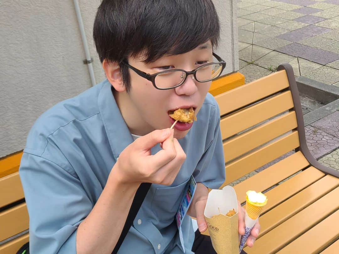 桂團治郎さんのインスタグラム写真 - (桂團治郎Instagram)「松山へ錦影絵公演の為に移動中。⁡ ⁡⁡ ⁡長旅なので、途中サービスエリアで休憩！⁡ ⁡⁡ ⁡普段食べへんのに、たまに食べるSAでのソフトクリームって何でこんなに美味しいんやろ？？⁡ ⁡⁡ ⁡唐揚げとソフトクリームを食べてご満悦の慶治朗。⁡ ⁡その後、昼ご飯は親子丼🐔🐣🍚とざる蕎麦を食べる弟弟子（笑）⁡ ⁡⁡ ⁡高校生か‼️」9月1日 13時15分 - danjirokatsu