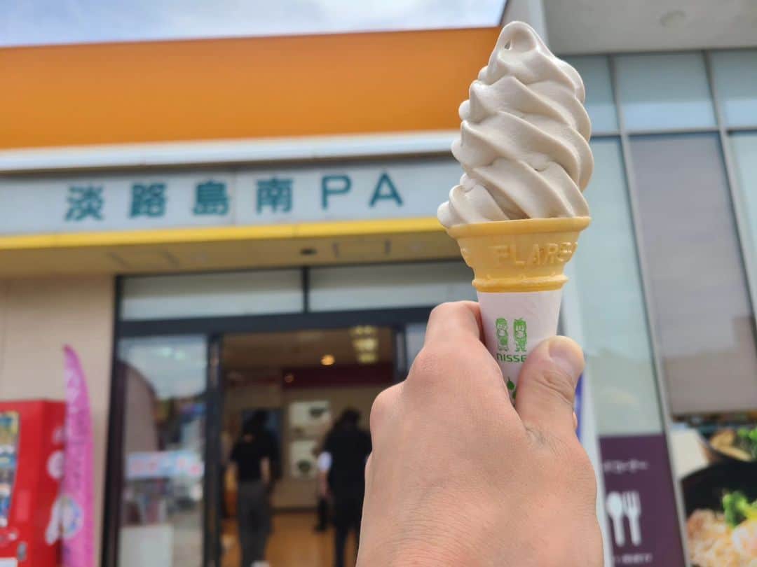 のインスタグラム：「松山へ錦影絵公演の為に移動中。⁡ ⁡⁡ ⁡長旅なので、途中サービスエリアで休憩！⁡ ⁡⁡ ⁡普段食べへんのに、たまに食べるSAでのソフトクリームって何でこんなに美味しいんやろ？？⁡ ⁡⁡ ⁡唐揚げとソフトクリームを食べてご満悦の慶治朗。⁡ ⁡その後、昼ご飯は親子丼🐔🐣🍚とざる蕎麦を食べる弟弟子（笑）⁡ ⁡⁡ ⁡高校生か‼️」