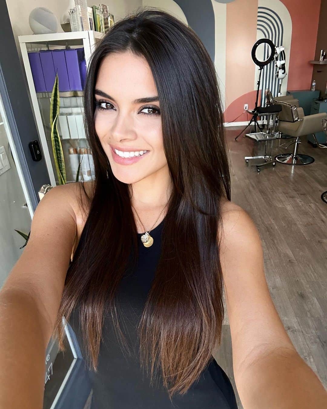 パオラ・ポーリンのインスタグラム：「Campaign hair ready 💇🏻‍♀️ ❤️ @menezescaio @saloncassio @cassiostoltz  - Ladies this is my natural hair, I have never died it my only objective is to keep it healthy and nourished! It is possible ❤️.. go to my friend @menezescaio @saloncassio that has all the secrets 💇🏻‍♀️」