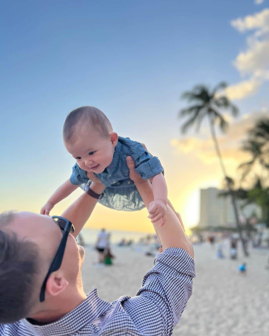 宮崎沙矢加のインスタグラム：「2023 Summer🌴Hawaii to California✨ハワイからカリフォルニアに引っ越して2ヶ月。そして後4日でミシェルのお誕生日👶🏼🤍早すぎてびっくりする！ 私はここ最近お誕生日会の準備に追われています😅  毎日我が子の成長に感動しつつそしてちょっと寂しかったりもする🥹🤍 今日も突然階段を自分1人で上から下まで降りれるようになって、本当びっくりした💓w  毎日どこに行ってもhappy babyだね~といろんな人から言われるミシェル🎀ハワイももちろんだけど、カリフォルニアの人たちも皆んな本当赤ちゃんやテディにちょー優しい💕💕 #california #11monthsold #girlsmom #カリフォルニア」