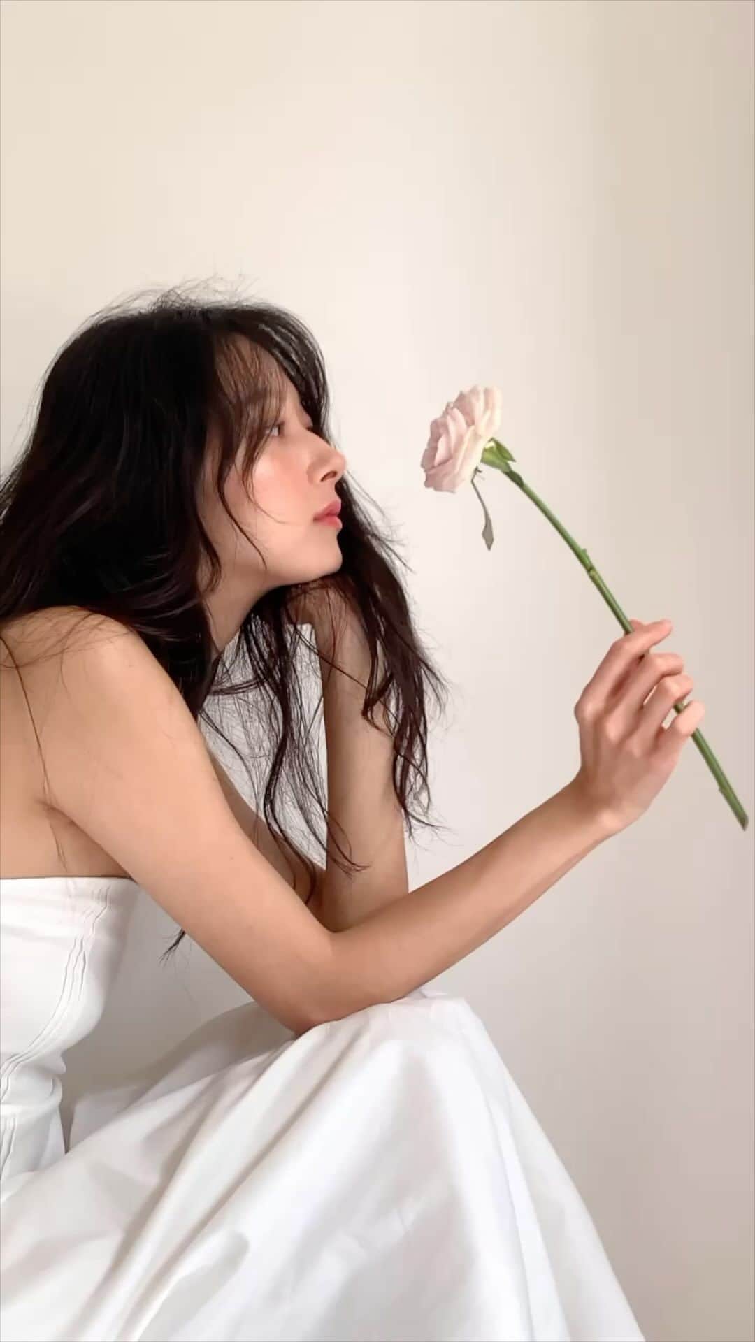 ミナ のインスタグラム：「Favorite Daily make up 입이 닳도록 추천하고 또 추천했던 저의 최애 제품들과 함께 제가 제일 자주 하는 메이크업을 영상으로 담아봤어요  1. 아르마니 투고 쿠션 애정하는 아르마니 제품 중에서도 가장 많이 추천했던 투고 쿠션! 자연스러운 컬러에 얇고 가볍게 발리는데 갈라지거나 무너짐 없이 지속력이 좋아요. 무엇보다 유분감 없이 적당히 촉촉하고 그냥 툭툭 발라도 밀리지 않아서 얼굴 컨디션 안 좋을 때도 들뜨지 않게 피부결 완성해주는 최애 쿠션이에요✨  2.샤넬 까멜리아 립 앤 치크 밤 헬시핑크 이것도 작년부터 마르고 닳도록 칭찬했던 저의 메이크업 필수템! 이름 그대로 건강한 핑크빛 광채를 표현할 수 있는 제품인데 자연스럽게 혈색을 더해줘서 메이크업이 화사해보이고 은은한 광이 얼굴 볼륨감을 살려줘요. 딱 내 피부에서 올라온 느낌의 색이라 웜쿨 상관없이 누가 써도 예쁠 컬러💗  3.샤넬 헬시 글로우 내추럴 아이섀도우 팔레트 샤넬 화장품에 입문하게 된 팔레트🫧 원래 펄 있는 제품은 절대 안 썼는데 이 팔레트 쓰고 펄 섀도우에 대한 생각이 완전 달라졌어요. 은은하고 고급스러운 색감과 펄이라 부어보이지 않고 오히려 화사해지는 느낌. 발랄함 보다는 무드있는 베이지와 핑크톤이라 어느 룩에도 컬러가 다 잘 받아서 자주 쓰는 제품이에요. 저랑 같은 가을뮤트라면 무조건 추천!  4.오에니르 에어리 핏 마스카라 릿 브라운 저는 머리랑 눈동자색이 갈색빛이 도는 편이라 브라운 컬러의 마스카라를 써주면 메이크업이 더 자연스럽더라구요. 뭉치지 않고 가볍게 발리고 고정력이 좋아서 잘 쓰는 제품!  5.샤넬 루쥬 코코 플래쉬 90 JOUR 립 앤 치크 밤 헬시핑크 컬러랑 잘 어울리는 립을 찾다가 구매한 제품인데 촉촉하고 부드러워서 립스틱보다 립밤에 가까운 제형이에요. 차분한 핑크빛이라 입술색과 비슷한데 혈색을 더해주는 느낌. 뮤트톤인 분들이 쓰면 잘 어울릴 것 같아요   6.헤라 센슈얼 누드 글로스 422 란제리 원래 매트한 메이크업을 주로 하다가 올해는 글로시한 느낌의 메이크업에 빠졌는데 이 누드 글로스 라인이 투명하고 맑은 오묘한 컬러도 예쁘고 입술에 볼륨감이 자연스럽게 생겨서 좋더라구요. 가을이 다가오면서 다시 매트립을 함께 찾게 될 것 같지만 저에게 촉촉하고 글로시한 메이크업의 매력을 느끼게 해준 립 제품!  7.글린트 스틱 하이라이터 02 밀키문 보통 얼굴형은 쉐딩으로 많이 만든다고 생각하는데 필요한 곳에 광채를 더해주면 얼굴 윤곽이 더 예쁘게 살아나요. 저는 눈썹뼈, 콧등, 콧망울, 광대 부분에 발라주는데 펄이 은은하게 부담스럽지도 않고 밤 타입이라 촉촉하게 윤기도 더해줘서 움직일 때마다 얼굴에 자연스럽게 광채가 나고 사진 찍었을 때 얼굴 비율도 훨씬 예쁘게 나오더라구요.  가을옷 입어보면서 새로운 최애 메이크업 조합 찾게 되면 또 공유해볼게요!🕊️」