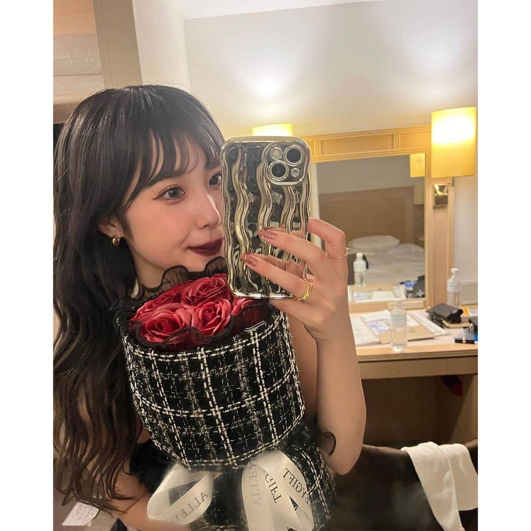 PATRA magazineさんのインスタグラム写真 - (PATRA magazineInstagram)「【みんなと被らない最新ギフト！ワンホンブーケ💐🤍】  記念日や誕生日などのプレゼントにもぴったり✨  周りと被らない最新ギフトの “ワンホンブーケ”に注目🌼  ＼ thank you 🦢 ／ @aoo____ao / @__rino_gram__ @0li.ms2_ / @_saya_523 @__mnmi5.39_ / @  今みんなの中で流行っている事やアイテムがあれば @patra__jp をタグ付けしてぜひ教えてね🔔  皆さんのすてきな投稿をぜひ紹介させてください！ . . #ワンホンブーケ #韓国ブーケ #韓国花束 #花束ギフト #プレゼント」9月1日 13時24分 - patra__jp