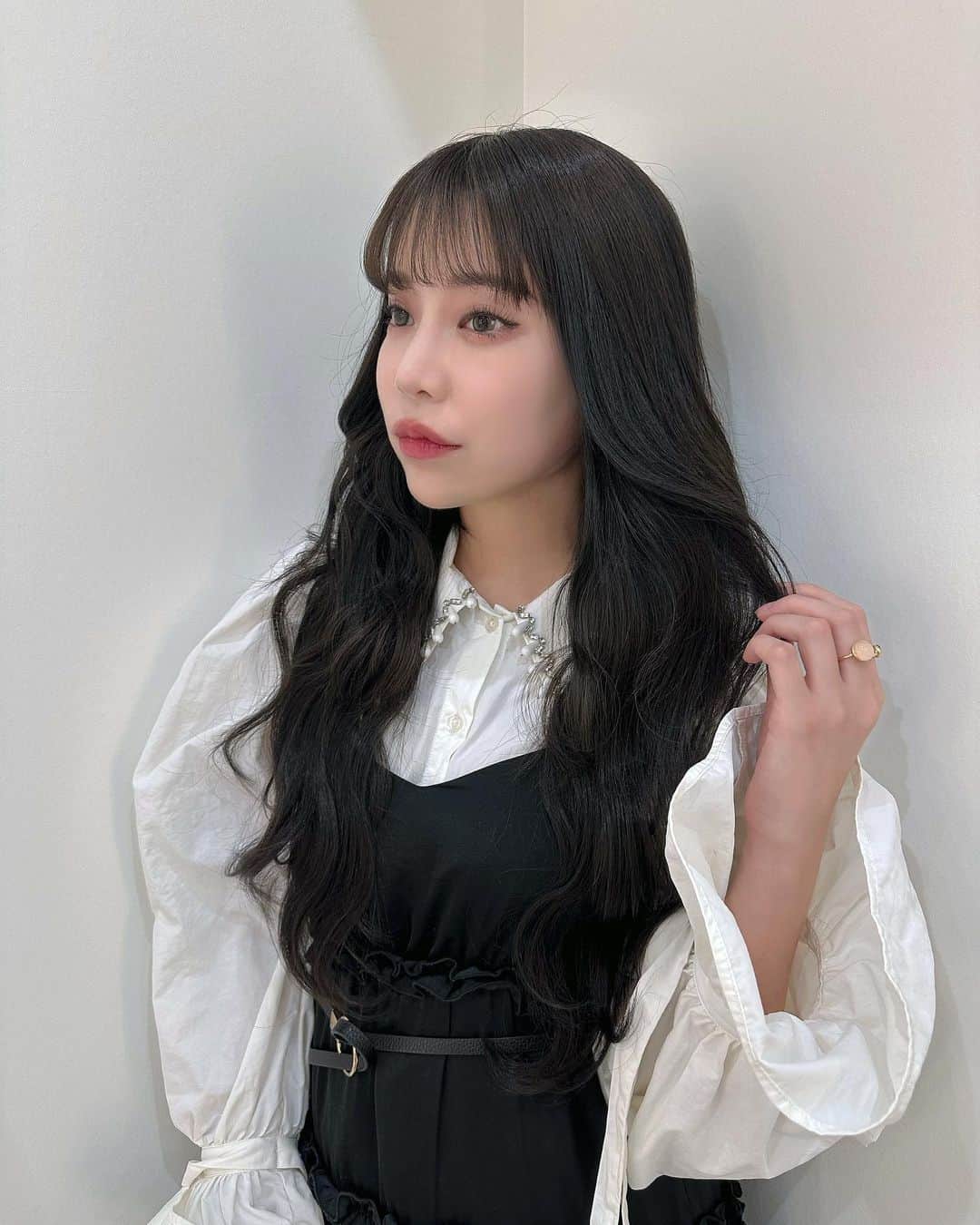 林田沙綾のインスタグラム：「⚪︎ エクステつけてもらった〜  最近、満月きれいだったけど スーパームーン🌕は 女の子は、気持ちがマイナス思考になりやすくなっちゃうって聞いた🌕 あんなにまるくてふんわりして包容力がありそうなのにね🌕🌕🌕 落ち込みやすい時、わたしはなにかいっこ普段と変えてみて気持ちを高めたりするの メイクのポイントいつもと変えてみたり 髪型イメチェンしてみたり 新しい洋服買ってみたり  いつもと違う自分になってパワーをもらってプラス思考になる🌕 スーパームーンは、そういう意味でマイナスになるからプラスになれる自分って考えることにします🌕🌕🌕  っていうイメチェンのはなし🌕」