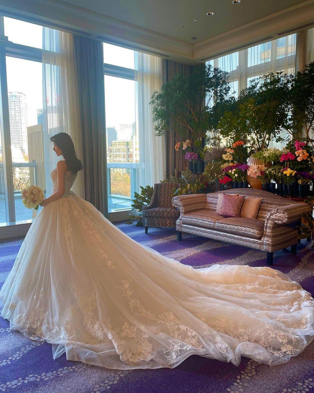 黒田瑞貴のインスタグラム：「バックスタイルも🤍  Hatsuko Endo  @hatsuko_endo   #weddingdress #ウエディング　#ウエディングドレス」