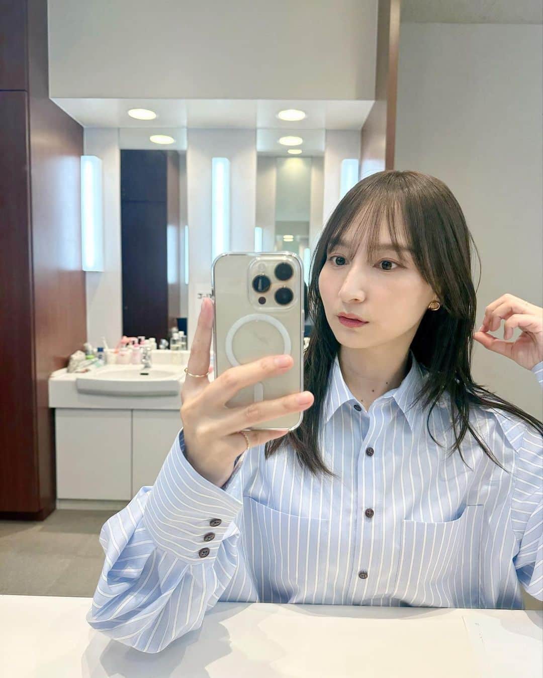 渕上彩夏のインスタグラム：「𓂃 𓂃 𓂃 こんにちは。 私リップが大好きで1番色々と試して購入するコスメなんですが、最近買った韓国コスメAMUSEのティントリップを収録の時につけてみたよ✨  優しくなじむコーラルピンク系のティントでうるうる可愛い。 でもやっぱり落ちるんだなぁ。笑 でもでも可愛い👍🏻💕  💄⇢ AMUSE ジェルフィットティント日本限定色　パンプキンジェリー @amuse.jp   #amuse #ティントリップ #韓国コスメ」