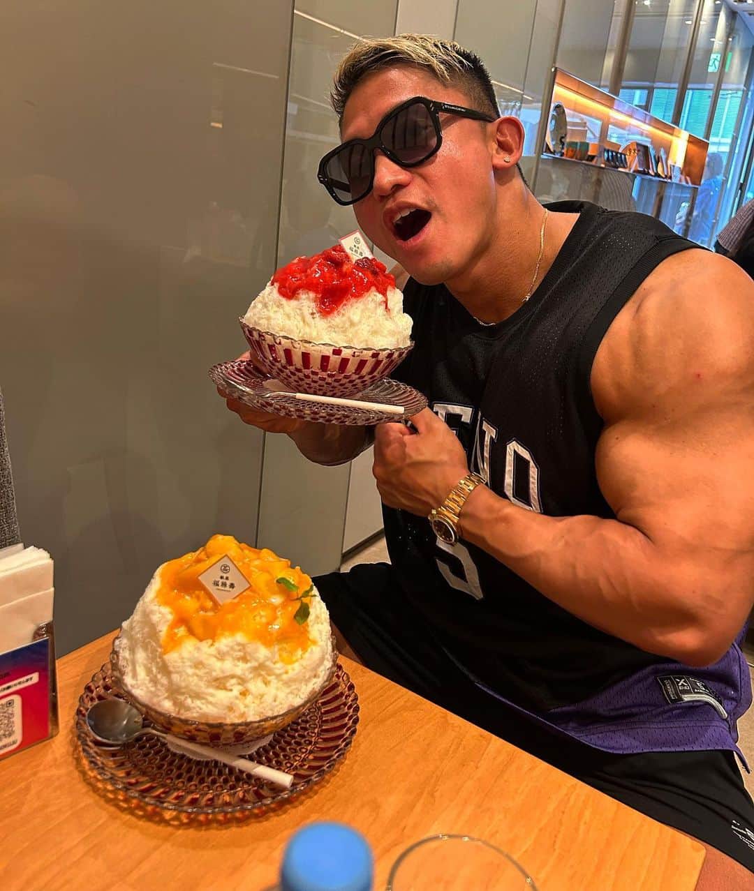 小池友仁のインスタグラム：「デザートはかき氷🍧 ご飯食べる→かき氷食べる🍧の無限ループから抜け出せなくなる笑  インスタの投稿見直してたら今年ほぼ筋肉だったからしばらく美味しいご飯投稿する🍚  #ここのかき氷屋ぶっちぎってた #美味しいご飯 #浮腫やばい #このサングラス一目惚れ」