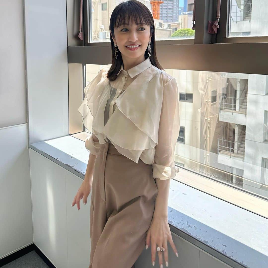 矢田亜希子のインスタグラム：「今週もラヴィット！ ありがとうございました‼︎ 今週もオープニング盛り沢山でした😆 そして、吉田沙保里さんと初めてご一緒させていただきました‼︎明るく楽しくずっと笑っていて素敵なお方でした💕 #ラヴィット#水曜日#tbs#明日は#夜明けのラヴィット#土曜日です#夜明けのラヴィットでは曜日対抗戦ゲームしました💪 ウェア👗@aoi.1961 @fabianafilippi ジュエリー💎 @pomellato」