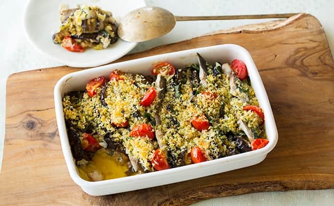 暮らし上手のインスタグラム：「今日の晩ごはんに『アジとナスとトマトのハーブパン粉焼き』はいかがですか？  大塩あゆ美さんの『アジとナスとトマトのハーブパン粉焼き』は、香り豊かなハーブパン粉をかけて風味アップ。 塩、こしょうのみのシンプルな味付けに、ハーブパン粉で風味をプラス。アジは季節によってさんまに、ナスはズッキーニにアレンジ可能。  ------------------------------ 調理時間：45分  材料 （ 3～4人分 ） 真アジ（三枚おろしにしたもの） …2尾（250g） ナス …3本（350g） ミニトマト …5個 バジルの葉 …約4枚（葉っぱが小さければ7～8枚ほど） 塩 …少々 こしょう …少々 オリーブ油 …大さじ1と1/2 ハーブパン粉 …適量  ------------------------------  レシピの詳細はプロフィールリンクから！  #真アジ #ナス #ミニトマト  #バジルの葉 #Kurashi #暮らし上手 #晩ごはん #レシピ #簡単レシピ」