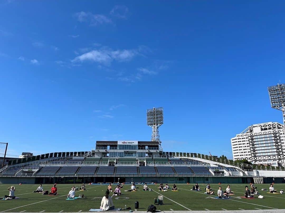 のインスタグラム：「富士通スタジアム川崎にてフィールドでの 「MORNING YOGA」を開催いたします。  以下富士通スタジアム川崎のWEBより引用。 ↓↓↓  「MORNING YOGA」（9～10月）参加者募集のお知らせ https://kawasaki-fujimi.com/info/2023/0828_01/  秋の心地よい風を肌で感じながら、開放感のある芝生の上でヨガをしませんか? 「ヨガをしたことは無いけど始めてみたい」「日常の疲れを癒したい」「自分の心身に向き合う時間が欲しい」という皆さんにお勧めします! そして、今回は『初回無料キャンペーン』を実施!　9月24日（日）のみ無料でご参加いただけます! お一人でも、ご家族とでも、お友達とでも、大歓迎です!　この機会にぜひご参加ください!」