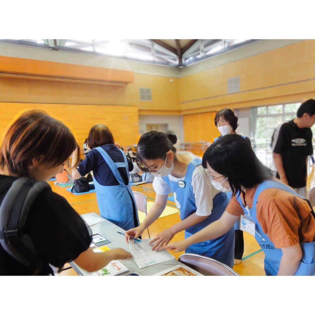 福岡女子短期大学さんのインスタグラム写真 - (福岡女子短期大学Instagram)「💠文化教養学科「図書館実習」  文化教養学科では、図書館司書を目指す学生が各地の図書館にて「図書館実習」を行なっています。  今回は、福岡県にある宗像市民図書館の様子をご紹介します。  今回は実習生が4ヶ月児健診の時のブックスタンドでの受付の様子を撮らせてもらいました。  司書の卵たちが頑張っています📕  #福岡女子短期大学 #文化教養学科 #司書 #司書になるには #司書の卵 #司書採用者全国トップクラス #宗像市　#宗像市民図書館 #宗像　#図書館」9月2日 16時00分 - fukuoka_wjc