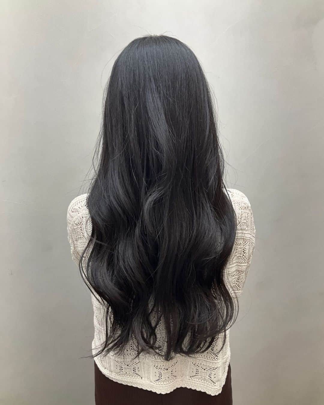のインスタグラム：「髪の毛メンテナンスしましたと昨日言いましたが、ビフォーアフターこんな感じ💃💃 (下ろしてるほうがアフター) 長さは切らずに整えて頂きました！ ありがとうございました🥹🫶 田中さんありがとうございまーす👏👏 #fyp #model  #modellife  #modelshoot  #actor #talent #サロンモデル  #作品撮りモデルやります」