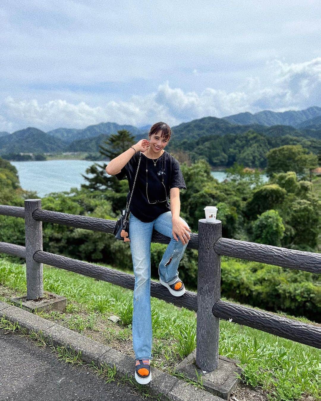 のインスタグラム：「毎日面白いことや変化なんて ないかもしれない でも小さなことを毎日見つけて １つ１つを楽しんでいく  その積み重ねが 人生を楽しくするって信じてる  今日が皆様にとって 少しだけ楽しい1日になりますように✨  #がるこ人生論」