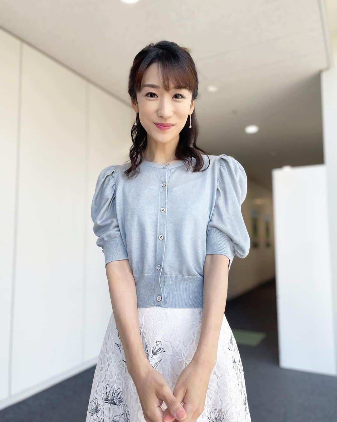 堂真理子さんのインスタグラム写真 - (堂真理子Instagram)「本日の「ワイド！スクランブル」の衣装は、  ☆ニット,スカート… #laissepasse  ☆アクセサリー… #ete  でした👗✨  今日も暑いですが、午後も頑張りましょう♪   #大下容子ワイドスクランブル #ワイドスクランブル #ニュース #テレビ朝日 #堂真理子 #アナウンサー #アナウンサー衣装 #番組衣装」9月1日 13時59分 - mariko_do