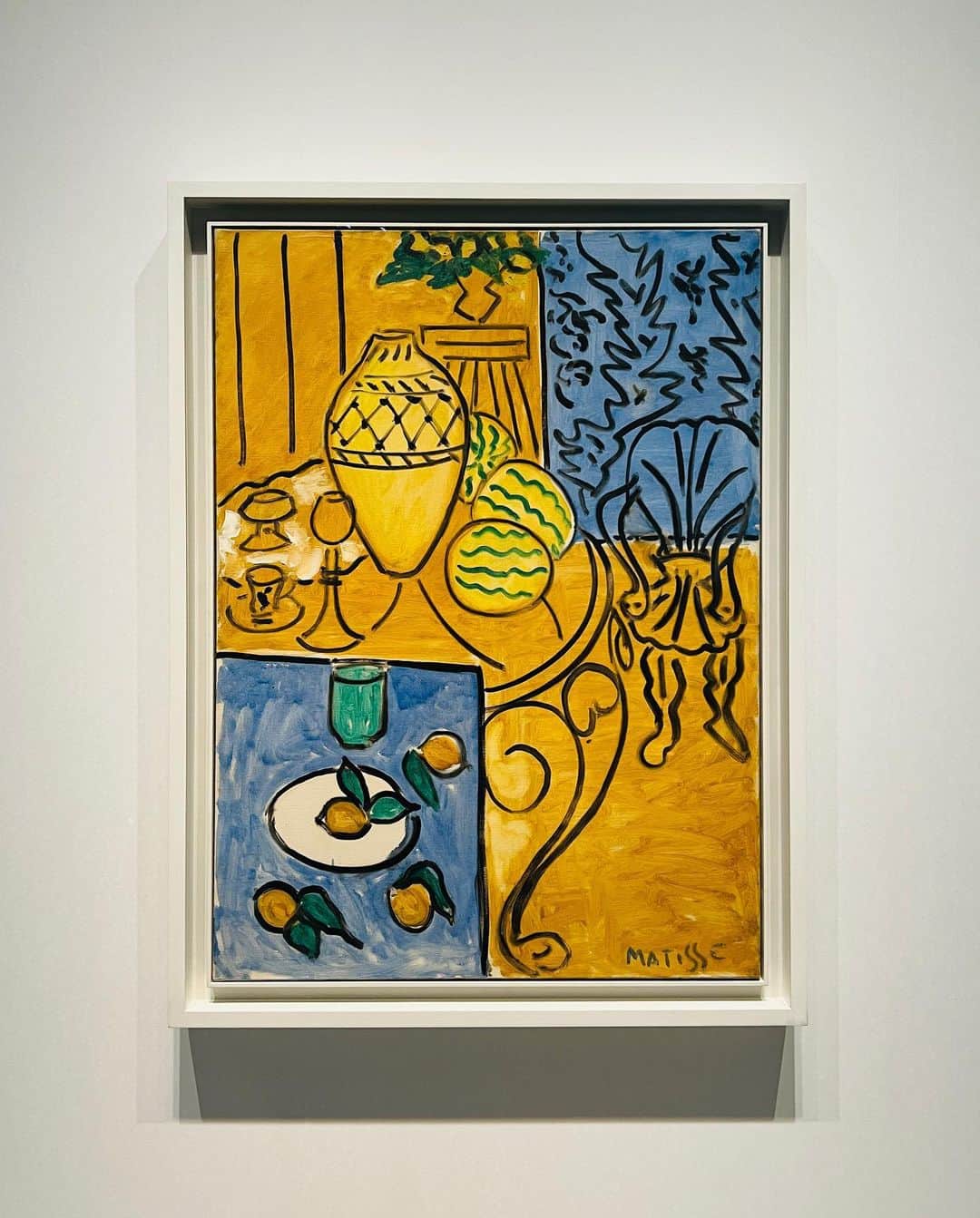 小柴綾香さんのインスタグラム写真 - (小柴綾香Instagram)「Henri Matisse:The path to Color 東京都美術館  お目当ての「赤の大きな室内」(1枚目)。 私はマティスの3次元の空間を赤一色で表現する作品が特に好きなんです。  生涯にわたりテーマの一つとして室内を描いたマティス。アトリエや旅先を描いた作品は、彼の人生と生活を断片的に体験するような感覚。  歩くのもやっと、な程の大盛況で、空間や装飾の概念を問う革新的なアーティストとして、今も深く愛されている事を体感した。」9月1日 14時09分 - ayakakoshiba