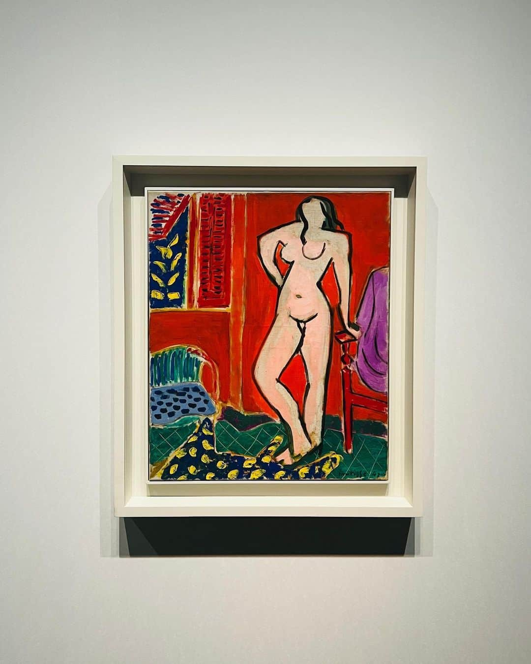 小柴綾香さんのインスタグラム写真 - (小柴綾香Instagram)「Henri Matisse:The path to Color 東京都美術館  お目当ての「赤の大きな室内」(1枚目)。 私はマティスの3次元の空間を赤一色で表現する作品が特に好きなんです。  生涯にわたりテーマの一つとして室内を描いたマティス。アトリエや旅先を描いた作品は、彼の人生と生活を断片的に体験するような感覚。  歩くのもやっと、な程の大盛況で、空間や装飾の概念を問う革新的なアーティストとして、今も深く愛されている事を体感した。」9月1日 14時09分 - ayakakoshiba