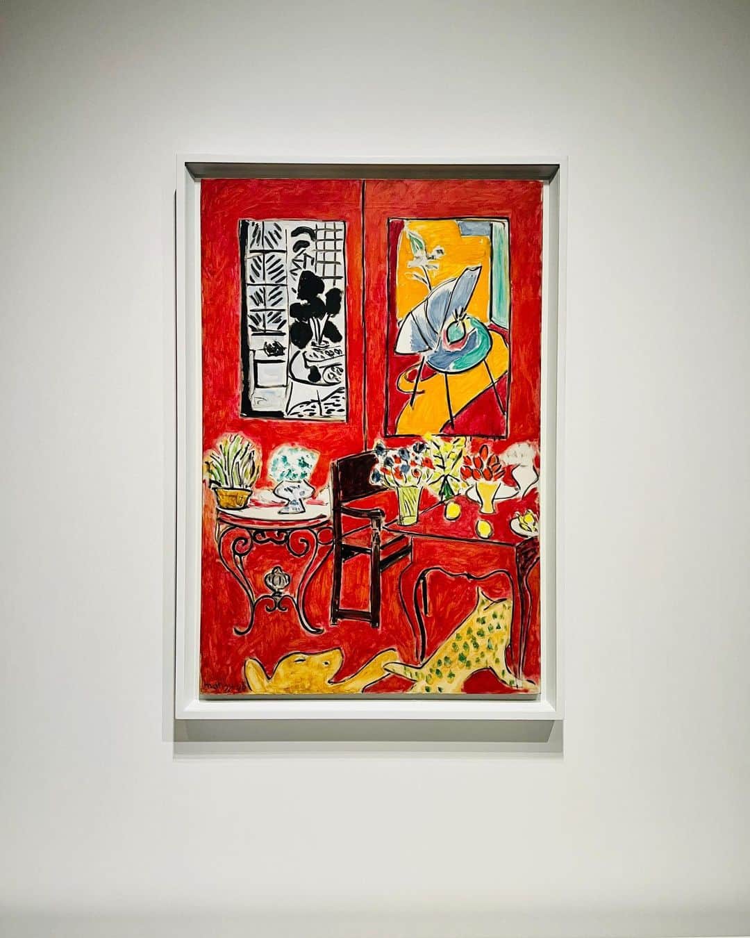 小柴綾香のインスタグラム：「Henri Matisse:The path to Color 東京都美術館  お目当ての「赤の大きな室内」(1枚目)。 私はマティスの3次元の空間を赤一色で表現する作品が特に好きなんです。  生涯にわたりテーマの一つとして室内を描いたマティス。アトリエや旅先を描いた作品は、彼の人生と生活を断片的に体験するような感覚。  歩くのもやっと、な程の大盛況で、空間や装飾の概念を問う革新的なアーティストとして、今も深く愛されている事を体感した。」