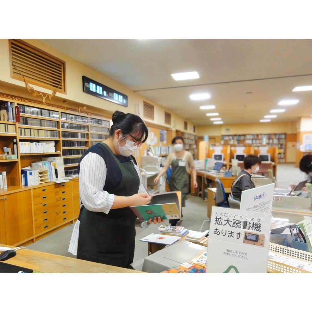 福岡女子短期大学さんのインスタグラム写真 - (福岡女子短期大学Instagram)「💠文化教養学科「図書館実習」  文化教養学科では、図書館司書を目指す学生が各地の図書館にて「図書館実習」を行なっています。  今回は、熊本県にある菊陽町図書館の様子をご紹介します。  今回は実習生がカウンターで返却された本に破損や忘れ物が無いかチェックしているところを撮らせてもらいました。  司書の卵たちが頑張っています📕  #福岡女子短期大学 #文化教養学科 #司書 #司書になるには #司書の卵 #司書採用者全国トップクラス」9月3日 16時00分 - fukuoka_wjc