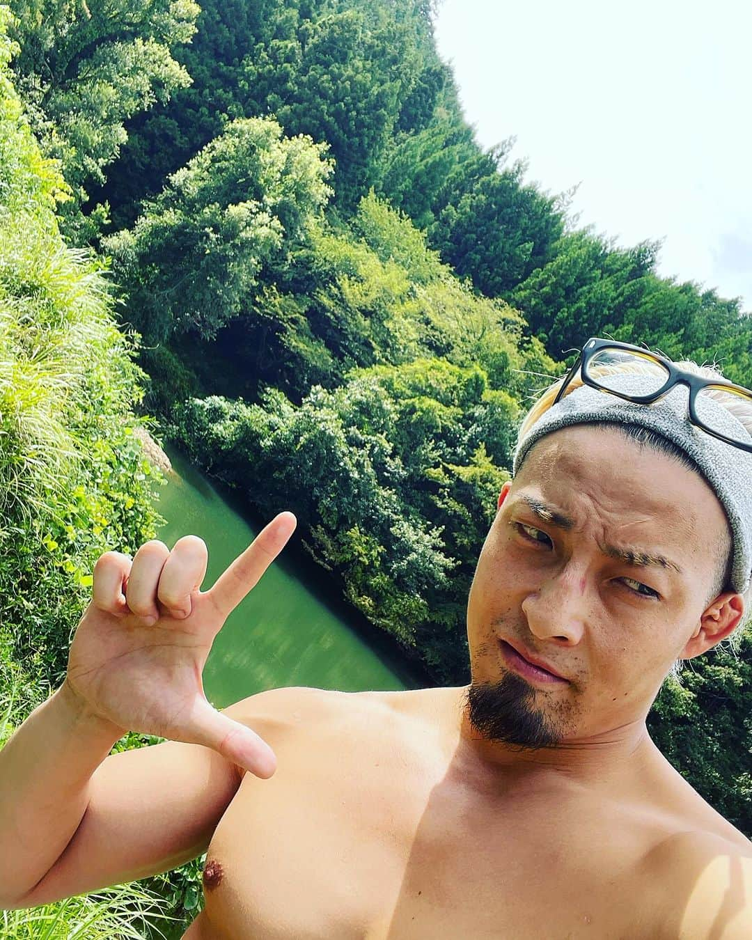 藤田洋平（YO-HEY）のインスタグラム：「ここで通算１０００時間は遊んだね… #地元 #兵庫県養父市 #日光浴 #熊用罠」