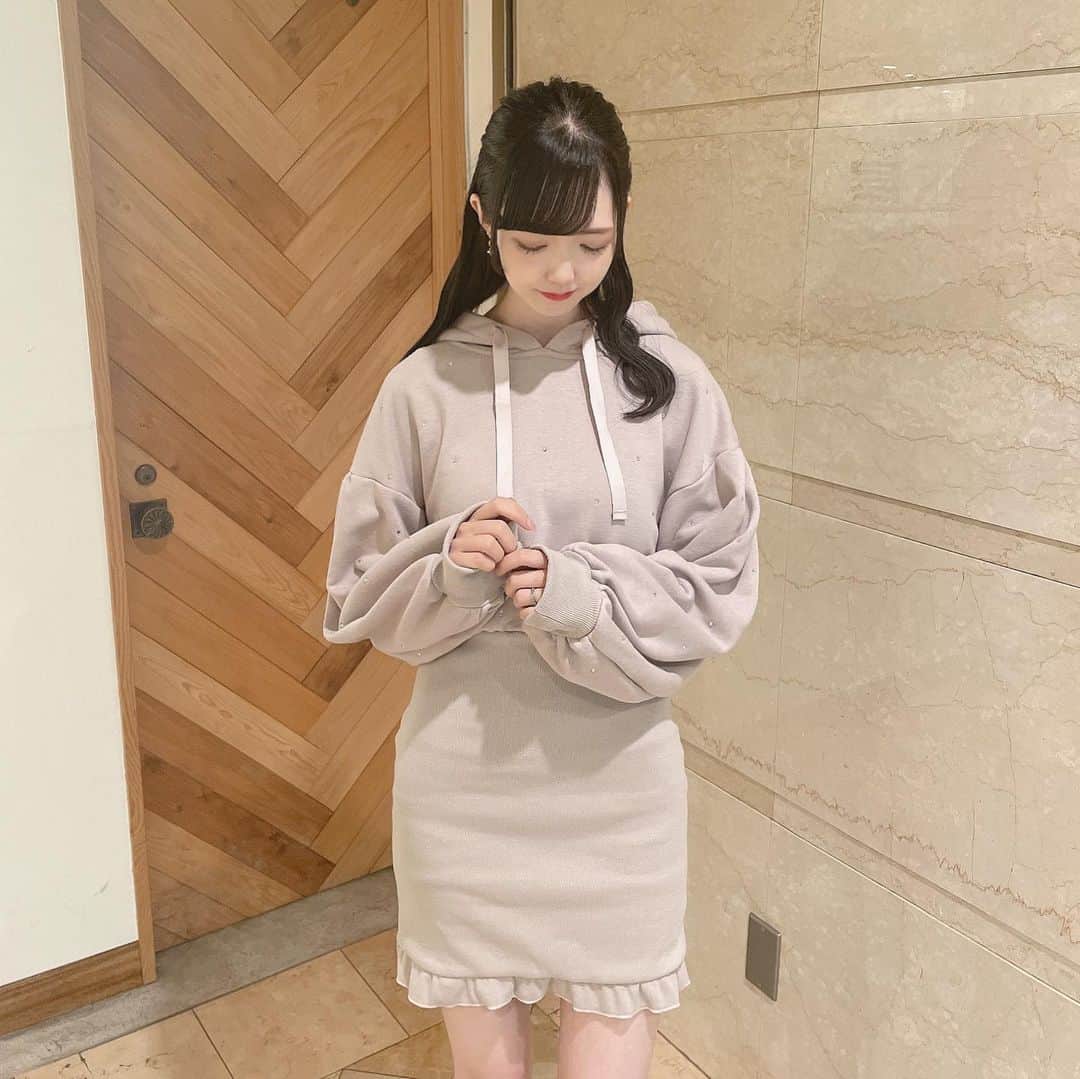 evelyn.coordinateさんのインスタグラム写真 - (evelyn.coordinateInstagram)「\evelyn 𝘢𝘶𝘵𝘶𝘶𝘯 𝘤𝘰𝘭𝘭𝘦𝘤𝘵𝘪𝘰𝘯/  お問い合わせがとても多かった ワンピースが店頭に入荷致しております👗∗︎*ﾟ  キラキラビジューが散りばめられており ワンピースの裾には可愛いフリル‼︎  丈感が短めなので低身長さんにおすすめです🧸🍂  #ビジューリブOP ¥9,400 taxin  #エブリン#秋物コーデ#低身長コーデ #お出かけコーデ #大人可愛い  #姉妹ブランド#骨格ウェーブ #甘めコーデ#ガーリー#ガーリーコーデ #evelyn#coordinate #fashion」9月1日 14時28分 - evelyn.coordinate