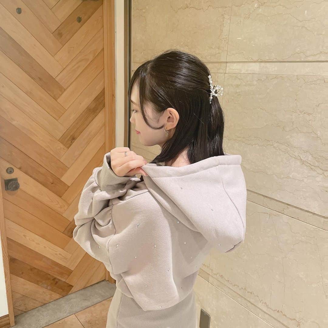 evelyn.coordinateさんのインスタグラム写真 - (evelyn.coordinateInstagram)「\evelyn 𝘢𝘶𝘵𝘶𝘶𝘯 𝘤𝘰𝘭𝘭𝘦𝘤𝘵𝘪𝘰𝘯/  お問い合わせがとても多かった ワンピースが店頭に入荷致しております👗∗︎*ﾟ  キラキラビジューが散りばめられており ワンピースの裾には可愛いフリル‼︎  丈感が短めなので低身長さんにおすすめです🧸🍂  #ビジューリブOP ¥9,400 taxin  #エブリン#秋物コーデ#低身長コーデ #お出かけコーデ #大人可愛い  #姉妹ブランド#骨格ウェーブ #甘めコーデ#ガーリー#ガーリーコーデ #evelyn#coordinate #fashion」9月1日 14時28分 - evelyn.coordinate