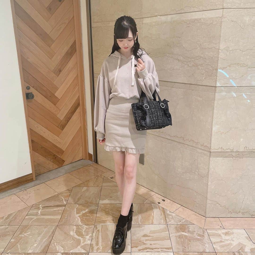 evelyn.coordinateさんのインスタグラム写真 - (evelyn.coordinateInstagram)「\evelyn 𝘢𝘶𝘵𝘶𝘶𝘯 𝘤𝘰𝘭𝘭𝘦𝘤𝘵𝘪𝘰𝘯/  お問い合わせがとても多かった ワンピースが店頭に入荷致しております👗∗︎*ﾟ  キラキラビジューが散りばめられており ワンピースの裾には可愛いフリル‼︎  丈感が短めなので低身長さんにおすすめです🧸🍂  #ビジューリブOP ¥9,400 taxin  #エブリン#秋物コーデ#低身長コーデ #お出かけコーデ #大人可愛い  #姉妹ブランド#骨格ウェーブ #甘めコーデ#ガーリー#ガーリーコーデ #evelyn#coordinate #fashion」9月1日 14時28分 - evelyn.coordinate