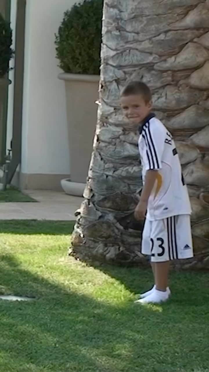 のインスタグラム：「Happy 21st Birthday to my little man 🩷 Dad is so proud of the person that you have become, kind , generous and passionate about what you love , keep being you and dream big 🩷 we love u so much x  @romeobeckham x @victoriabeckham @brooklynpeltzbeckham @cruzbeckham #HarperSeven 🩷」