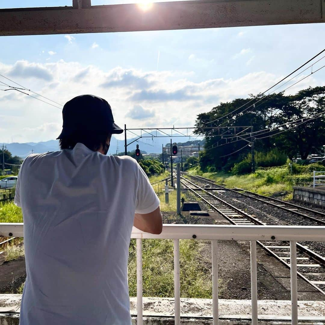 山下智久さんのインスタグラム写真 - (山下智久Instagram)「夏休みの思い出。  実は今日で芸能の世界に入ってから２７年が経ちました。初めてのオーディションの時は1人で電車も乗れませんでした。笑  本当に色んな事があったけど、今の自分があるのは全て応援してくれてる皆様そして、家族、友人、周りのスタッフ達のおかげです。感謝してもしきれないです。ここ数年自分で運転し始めて、わからない道も、舗装されていない道もありますが、この列車でもっと新しい世界を無限の可能性を旅していきたいと思っています。まだここは出発点なので皆さんにも乗って欲しいし、新しくワクワクする景色を届けられるように、これからも頑張っていきます！ ２７年目も応援よろしくお願いします！  Hey guys, it's September 1st, and you know what? It marks a whole 27 years since I first dove into the entertainment world. Time sure flies. I was so young back then that I couldn't even figure out how to ride a train by myself for that first audition. Just a young boy trying to tackle the entertainment world without knowing the basics of life.  I've experienced a ton of ups and downs along the way, but I'm still here today, and I owe it all to my loving family, my amazing friends, the incredible crew around me, and of course, all of YOU. Seriously, my gratitude knows no bounds.  Over the past few years, I've taken the wheel and started steering my own train. While there are still some uncharted tracks and unmapped territory ahead, it'll be a thrilling ride, and I'm anxious to keep exploring new worlds and witnessing fresh scenery on this train of endless possibilities. This journey is just beginning, and I want everyone on board with me. I promise to keep giving my absolute best to bring you new and seriously exciting scenery.  Wow 27 years.. Thank you from the bottom of my heart for your incredible support.」9月1日 14時33分 - tomo.y9