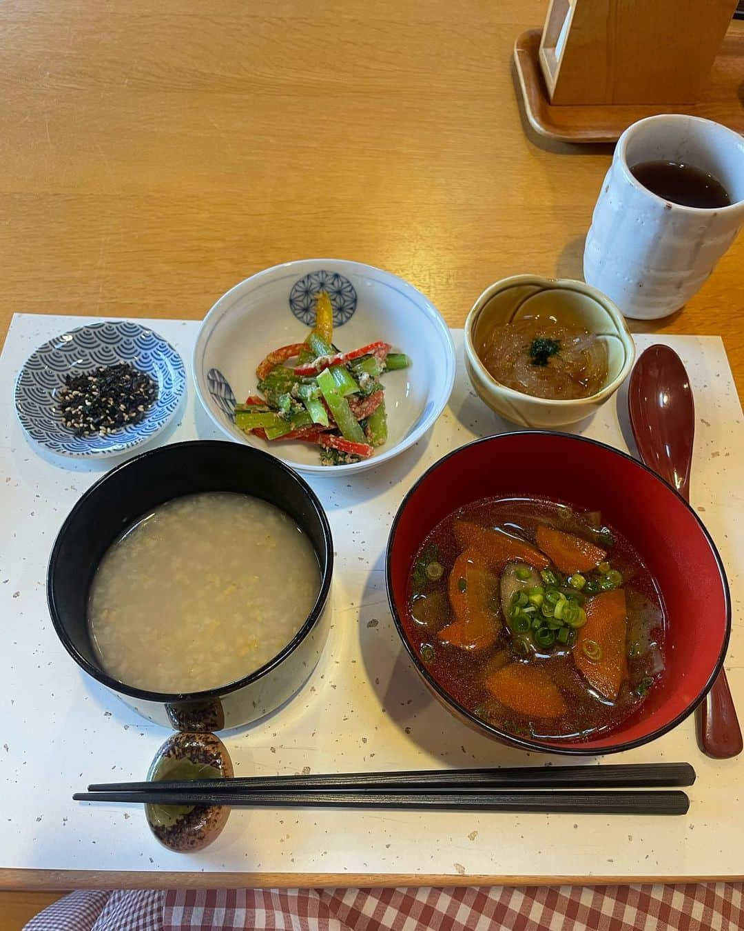 小川理子さんのインスタグラム写真 - (小川理子Instagram)「夏の思い出✨ 8月に静岡•伊豆高原にある話題のファスティングホテルへ行って来たの😃  食いしん坊な私だけどデトックスに挑戦したくて、 50年ファスティング施設としてしっかりとノウハウがあり、ヘルスツーリズム認証の「アイウェルネス伊豆高原」で2泊３日の断食（ファスティング）体験をして来ました！  100年杉の本館は、雰囲気良くて居心地よいし、ホテル滞在中のプログラムが充実してた✨  •初日 マッサージ、リフレッシュケア 食事代わりに、めちゃ美味な酵素ドリンク🥤（伊豆のコーボン！）  •2日目 朝　体操、回復食 昼　日替わり体験プログラムで陶芸🥰 夜　回復食  •３日目 朝　体操、普通食♡  海を見に、朝はやく起きてお散歩に行ったり、自分でトレーニングやDVD見てヨガできるスペースがあったり、、ハーブティーや麦茶飲み放題と充実😚  食事も素材の味や出汁が効いてて感激した、、食への接し方が変わりました🥺 最終日の普通も、めちゃ美味しかった！！これは実際行ったときのお楽しみで写真アップ控えます笑  2泊３日の結果は おへそまわり➖4cm 体重➖1.2kg   浮腫がとれてカラダが軽くなったかんじがしたよー！ 参加される方は、1人での方が大半とのこと。 私は友達と旅行気分で楽しみながら ファスティングできたよ！ お風呂は大好きな温泉だったのもポイント高かった♡  ファスティング旅で意識改善もできたし、前から気になっていたので、今回チャレンジして良かった‼︎😭  PR アイウェルネス伊豆高原 @aiwellnessizu  #PR #アイウェルネス伊豆高原 #伊豆高原ホテル #ファスティングホテル #ファスティング施設 #ファスティングチャレンジ #ファスティングダイエット #伊豆高原旅行 #旅行好き女子 #温泉♨️ #伊豆好きな人と繋がりたい #伊東旅行」9月1日 14時34分 - ogawariko11