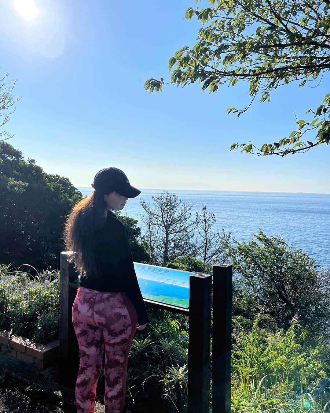 小川理子さんのインスタグラム写真 - (小川理子Instagram)「夏の思い出✨ 8月に静岡•伊豆高原にある話題のファスティングホテルへ行って来たの😃  食いしん坊な私だけどデトックスに挑戦したくて、 50年ファスティング施設としてしっかりとノウハウがあり、ヘルスツーリズム認証の「アイウェルネス伊豆高原」で2泊３日の断食（ファスティング）体験をして来ました！  100年杉の本館は、雰囲気良くて居心地よいし、ホテル滞在中のプログラムが充実してた✨  •初日 マッサージ、リフレッシュケア 食事代わりに、めちゃ美味な酵素ドリンク🥤（伊豆のコーボン！）  •2日目 朝　体操、回復食 昼　日替わり体験プログラムで陶芸🥰 夜　回復食  •３日目 朝　体操、普通食♡  海を見に、朝はやく起きてお散歩に行ったり、自分でトレーニングやDVD見てヨガできるスペースがあったり、、ハーブティーや麦茶飲み放題と充実😚  食事も素材の味や出汁が効いてて感激した、、食への接し方が変わりました🥺 最終日の普通も、めちゃ美味しかった！！これは実際行ったときのお楽しみで写真アップ控えます笑  2泊３日の結果は おへそまわり➖4cm 体重➖1.2kg   浮腫がとれてカラダが軽くなったかんじがしたよー！ 参加される方は、1人での方が大半とのこと。 私は友達と旅行気分で楽しみながら ファスティングできたよ！ お風呂は大好きな温泉だったのもポイント高かった♡  ファスティング旅で意識改善もできたし、前から気になっていたので、今回チャレンジして良かった‼︎😭  PR アイウェルネス伊豆高原 @aiwellnessizu  #PR #アイウェルネス伊豆高原 #伊豆高原ホテル #ファスティングホテル #ファスティング施設 #ファスティングチャレンジ #ファスティングダイエット #伊豆高原旅行 #旅行好き女子 #温泉♨️ #伊豆好きな人と繋がりたい #伊東旅行」9月1日 14時34分 - ogawariko11