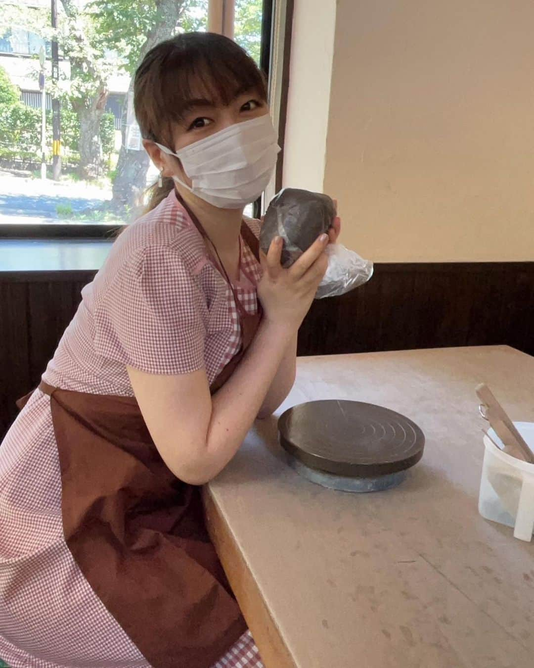 小川理子さんのインスタグラム写真 - (小川理子Instagram)「夏の思い出✨ 8月に静岡•伊豆高原にある話題のファスティングホテルへ行って来たの😃  食いしん坊な私だけどデトックスに挑戦したくて、 50年ファスティング施設としてしっかりとノウハウがあり、ヘルスツーリズム認証の「アイウェルネス伊豆高原」で2泊３日の断食（ファスティング）体験をして来ました！  100年杉の本館は、雰囲気良くて居心地よいし、ホテル滞在中のプログラムが充実してた✨  •初日 マッサージ、リフレッシュケア 食事代わりに、めちゃ美味な酵素ドリンク🥤（伊豆のコーボン！）  •2日目 朝　体操、回復食 昼　日替わり体験プログラムで陶芸🥰 夜　回復食  •３日目 朝　体操、普通食♡  海を見に、朝はやく起きてお散歩に行ったり、自分でトレーニングやDVD見てヨガできるスペースがあったり、、ハーブティーや麦茶飲み放題と充実😚  食事も素材の味や出汁が効いてて感激した、、食への接し方が変わりました🥺 最終日の普通も、めちゃ美味しかった！！これは実際行ったときのお楽しみで写真アップ控えます笑  2泊３日の結果は おへそまわり➖4cm 体重➖1.2kg   浮腫がとれてカラダが軽くなったかんじがしたよー！ 参加される方は、1人での方が大半とのこと。 私は友達と旅行気分で楽しみながら ファスティングできたよ！ お風呂は大好きな温泉だったのもポイント高かった♡  ファスティング旅で意識改善もできたし、前から気になっていたので、今回チャレンジして良かった‼︎😭  PR アイウェルネス伊豆高原 @aiwellnessizu  #PR #アイウェルネス伊豆高原 #伊豆高原ホテル #ファスティングホテル #ファスティング施設 #ファスティングチャレンジ #ファスティングダイエット #伊豆高原旅行 #旅行好き女子 #温泉♨️ #伊豆好きな人と繋がりたい #伊東旅行」9月1日 14時34分 - ogawariko11