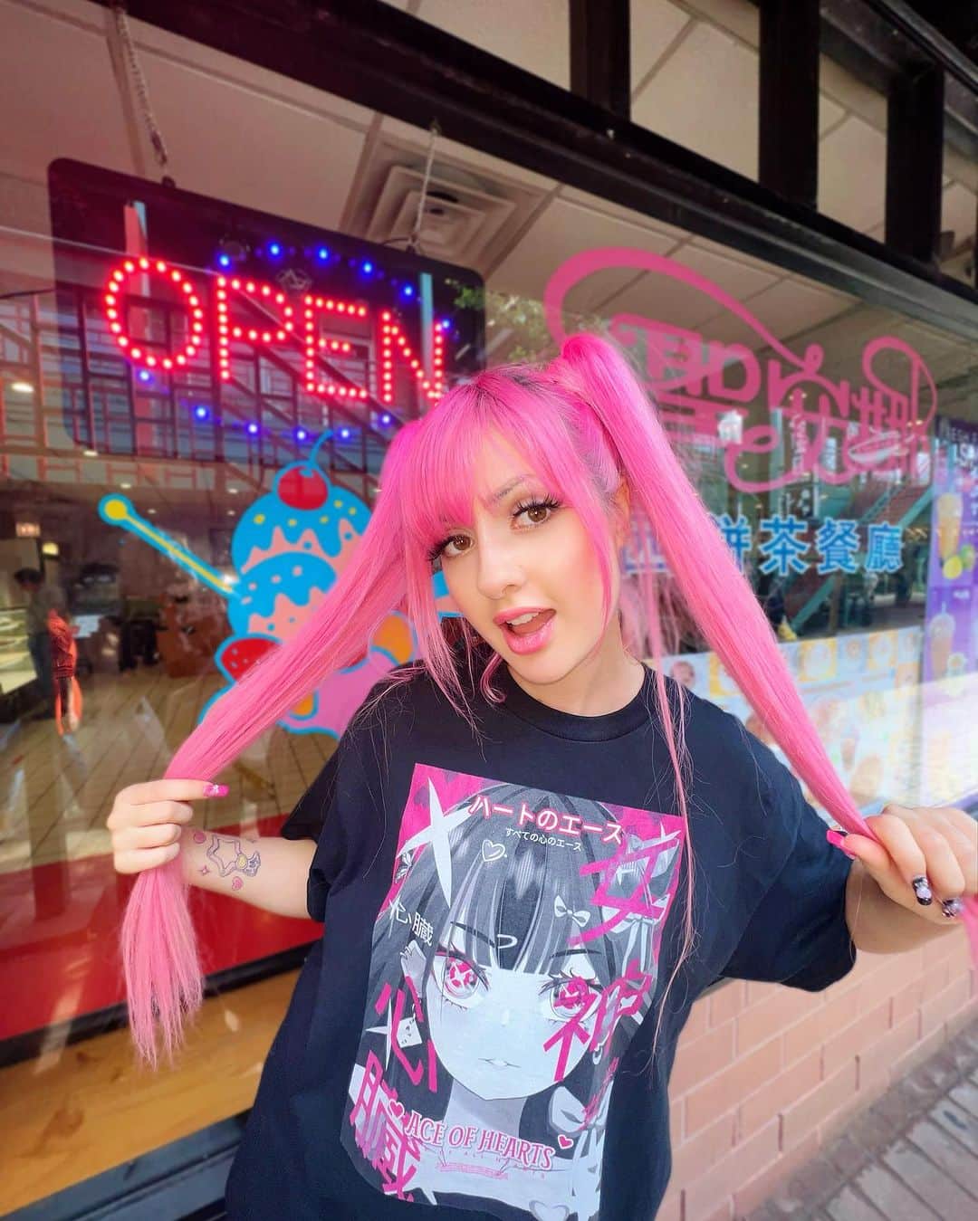 ナタリアなっちゃんさんのインスタグラム写真 - (ナタリアなっちゃんInstagram)「Drifting into a night full of neon lights with @itspinkii at the wheel. Buckle up, it's going to be a stylish ride! 🚗💨 link to this shirt in our bio! #pinkii #streetwear #clothing #kawaii #gyaru」9月2日 1時26分 - itspinkii