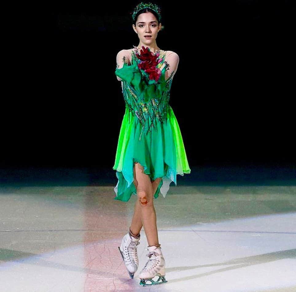 エフゲニア・メドベージェワのインスタグラム：「💚🌺 . P.S. Если кто знает, отметьте фотографов🙏🏻」