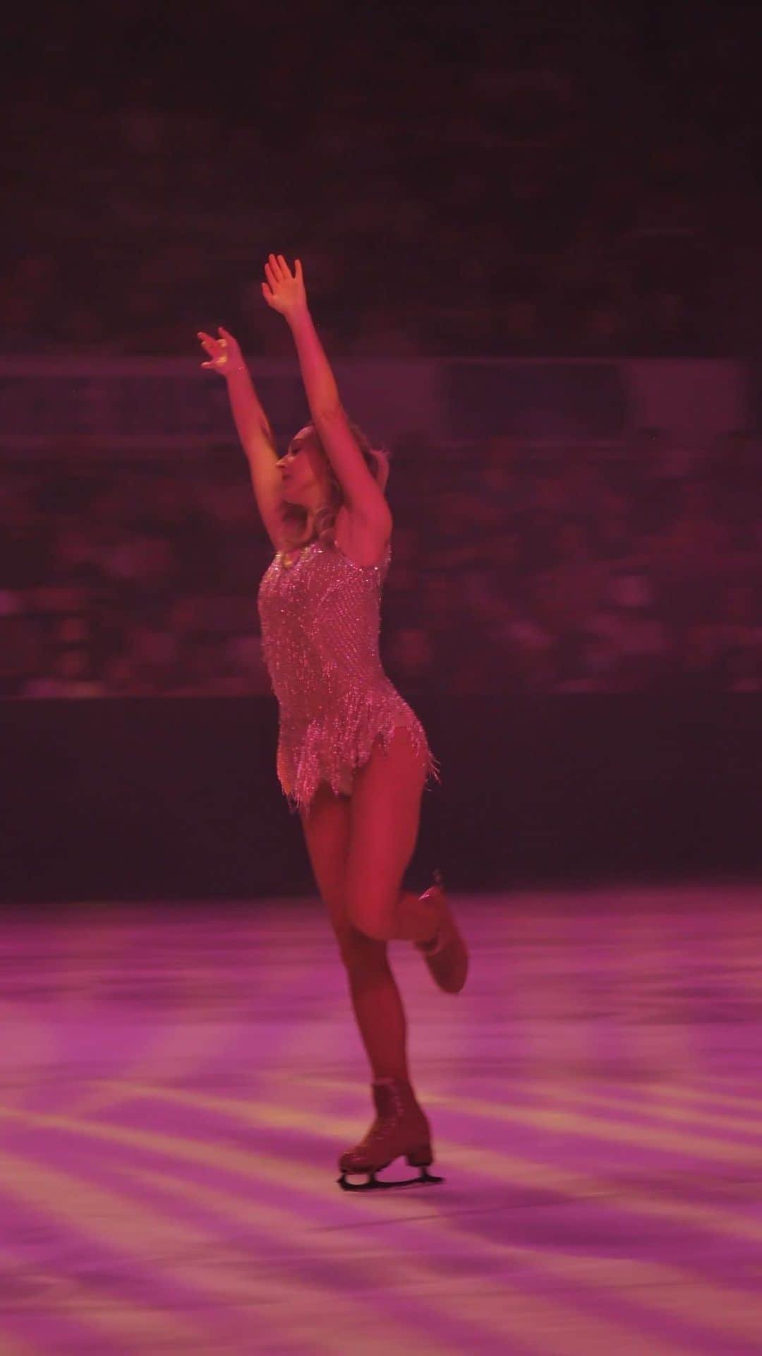 アレクシ・ギレスのインスタグラム：「Natural women pt. 1 .✨⛸️  Just a few more shows left this weekend at the Ex(CNE)!!! @letsgototheex  - - - Cover photo📷 -  @gladys_orozco 😍 Video - #1 noodle @namnamnoodle 🫰  - - -  #iceskating #skating #figureskating #spural #butterfly #letsgototheex #cne #toronto #canada #iceshow #naturalwoman #fun #happy #foryoupage #fyp #ice #ina #jump」