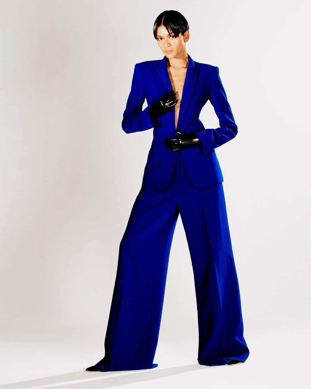 プラバルグルンのインスタグラム：「⁠Seasonal Suiting⁠ ⁠ Strong Shoulder Blazer and Crease Front Straight Leg Pant in Navy Blue from the Pre-Fall 2023 collection⁠ ⁠ Photo by @cruzcvaldez」