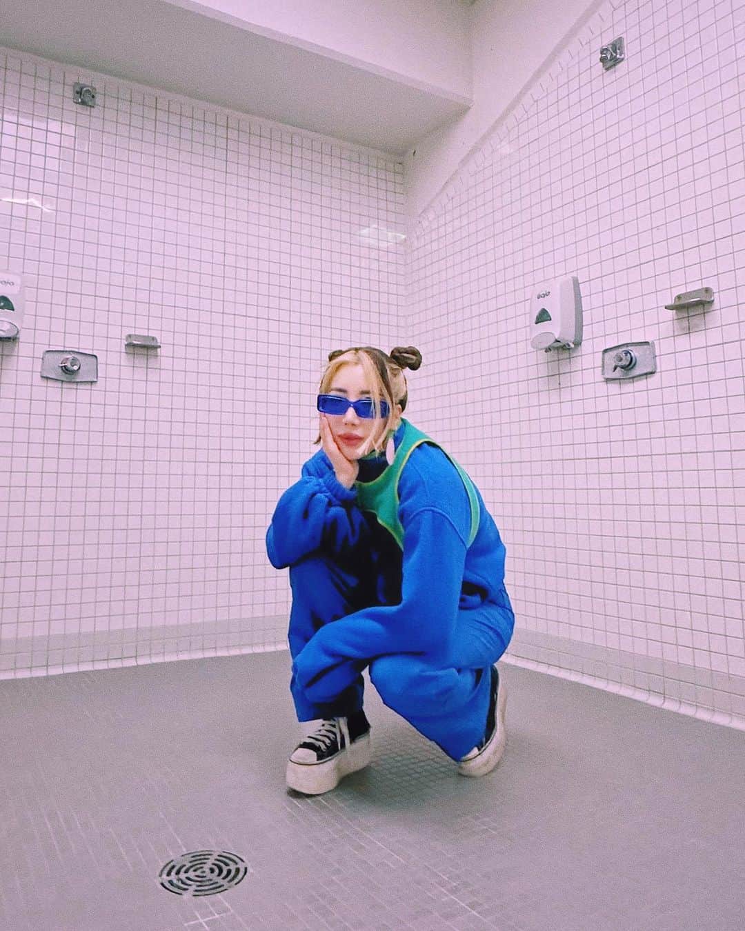 TOKiMONSTAさんのインスタグラム写真 - (TOKiMONSTAInstagram)「Sometimes the brain ain’t braining, but otherwise a solid start to the tour 🫠 Catch me w @odesza at a city near u (+ more dates added + new merch + more dumb memes bc I have a looot of time on the tour bus). Cya sooooon」9月2日 0時07分 - tokimonsta