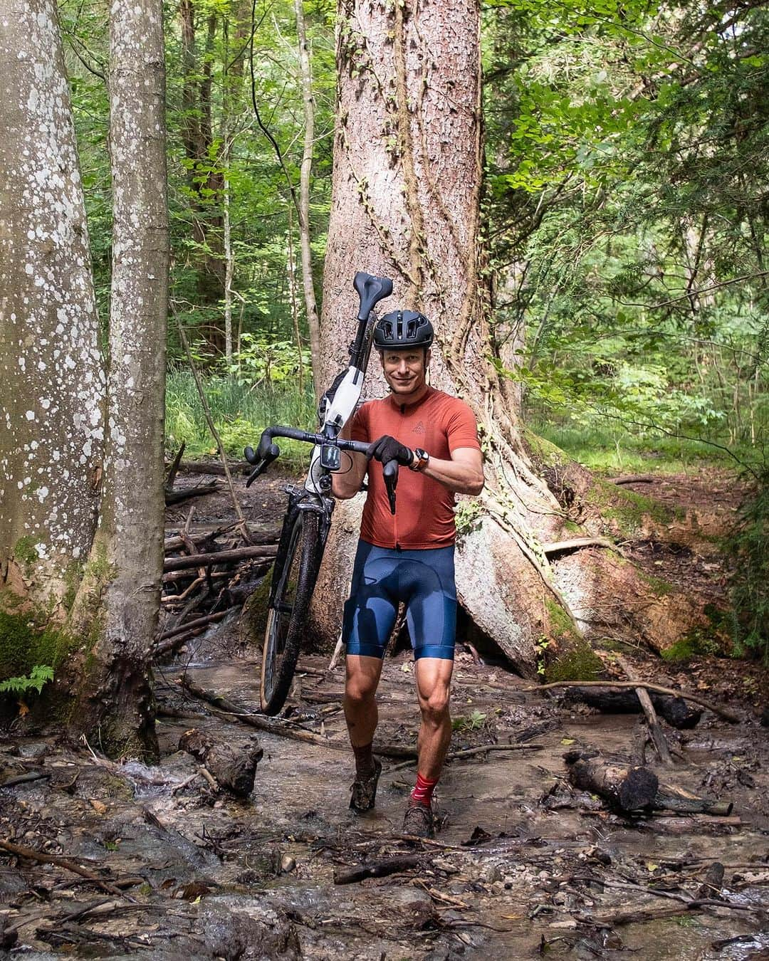 Zipp Speed Weaponryさんのインスタグラム写真 - (Zipp Speed WeaponryInstagram)「Nature at it’s best. Nothing but smiles & joy today, getting lost in the forest, enjoying the light and shadow, crossing little streams and every once in a while even riding my bike.   The gravel in Bavaria is pretty darn good on this little loop from Ammersee towards the mountains.   #gravelride #exploring #bavaria #forest #ammersee #adventurecyclist #lightandshadow #cyclinglove #trailblazer #cycling #cyclingpics」9月2日 0時07分 - zippspeed