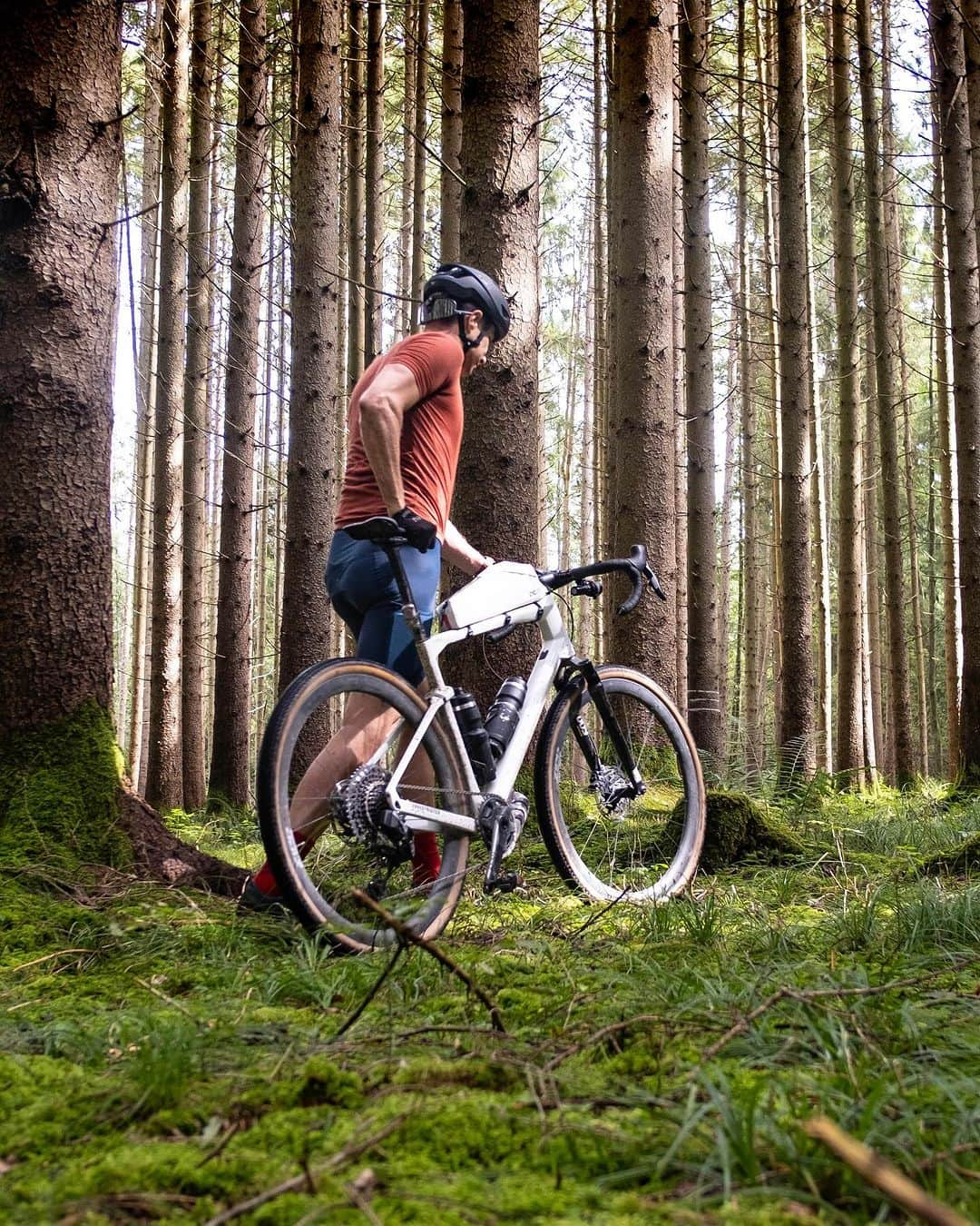 Zipp Speed Weaponryさんのインスタグラム写真 - (Zipp Speed WeaponryInstagram)「Nature at it’s best. Nothing but smiles & joy today, getting lost in the forest, enjoying the light and shadow, crossing little streams and every once in a while even riding my bike.   The gravel in Bavaria is pretty darn good on this little loop from Ammersee towards the mountains.   #gravelride #exploring #bavaria #forest #ammersee #adventurecyclist #lightandshadow #cyclinglove #trailblazer #cycling #cyclingpics」9月2日 0時07分 - zippspeed