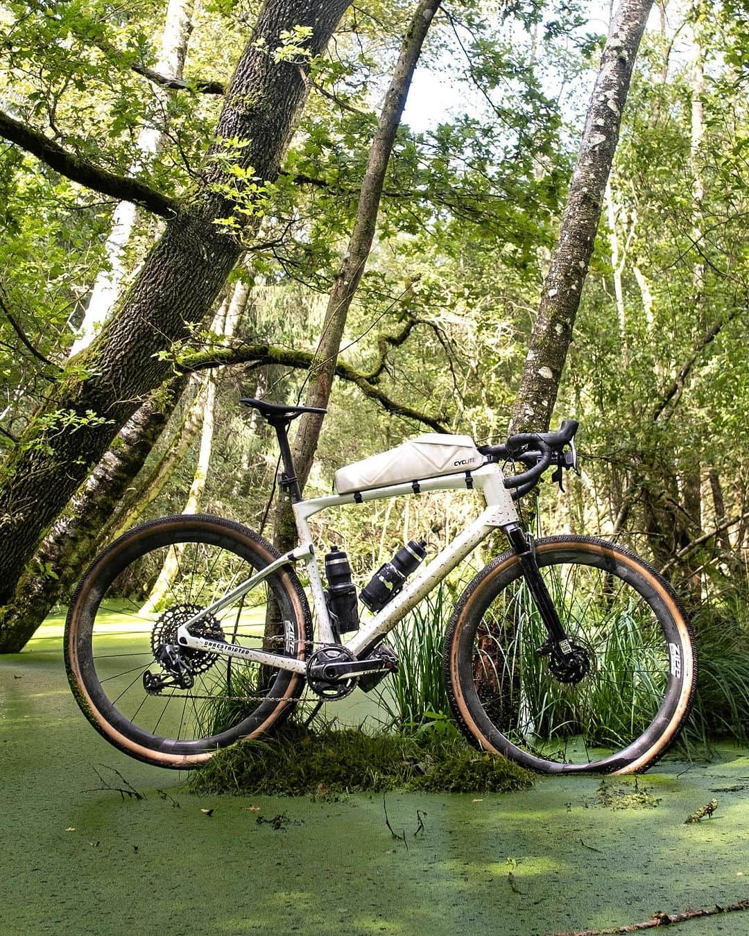 Zipp Speed Weaponryさんのインスタグラム写真 - (Zipp Speed WeaponryInstagram)「Nature at it’s best. Nothing but smiles & joy today, getting lost in the forest, enjoying the light and shadow, crossing little streams and every once in a while even riding my bike.   The gravel in Bavaria is pretty darn good on this little loop from Ammersee towards the mountains.   #gravelride #exploring #bavaria #forest #ammersee #adventurecyclist #lightandshadow #cyclinglove #trailblazer #cycling #cyclingpics」9月2日 0時07分 - zippspeed