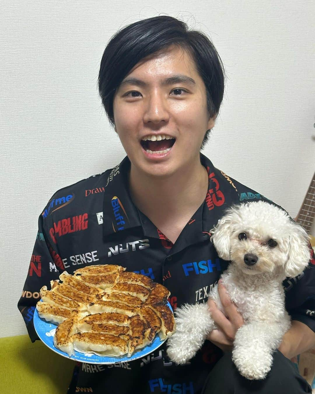 一平（Gパンパンダ）のインスタグラム：「ある日の餃子パーティーっぺー  犬と猫猫の夫婦  #餃子パーティー #本当にうまく焼けたんですよくわからんけども写真だと」