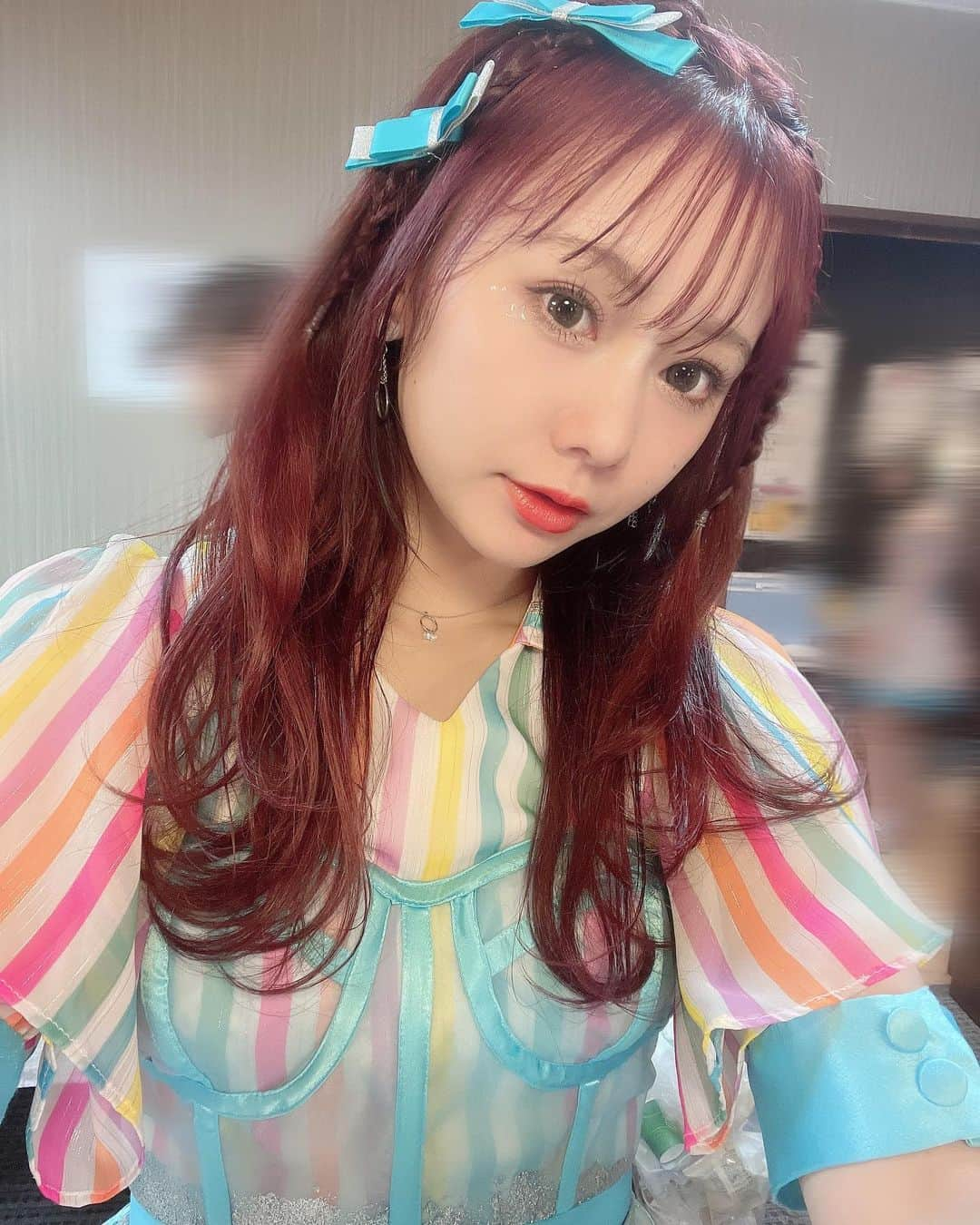 松本慈子のインスタグラム：「* サマーツアーファイナル！ in Zepp Sapporoでした🌈🩵 今回もメイクさんにお任せで可愛いアレンジしてもらっちゃった🥹  ライブの時は髪の毛をまとめがちやけど、下ろしのアレンジもかわいいね🤔💭  前髪が綺麗なのは初めだけだけど🤭  #ske48 #ライブ #松本慈子 #ヘアアレンジ #巻き髪 #巻き髪アレンジ #みつあみ #みつあみアレンジ #三つ編み #三つ編みアレンジ #ゆるまき #韓国ヘア #リボン #リボンアレンジ #カラコン #トパーズ #ペリドット #チェリーレッド #赤髪」