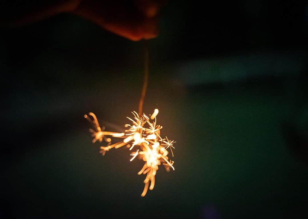 丸山智己のインスタグラム：「バイバイサマー👋  #sparklers💥  #線香花火 #photography」