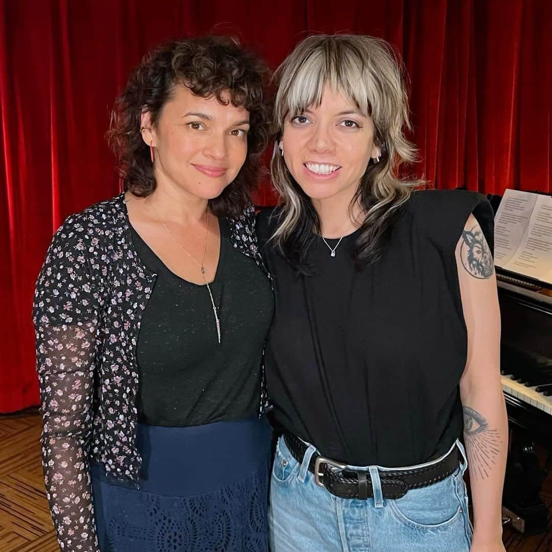 ノラ・ジョーンズのインスタグラム：「Me and Alynda Segarra aka @hurrayfortheriffraff singing one of our fave @lucinda_williams songs, Drunken Angel! Available at the link in bio now.   @playingalongpod  #norahjonesisplayingalongpodcast」