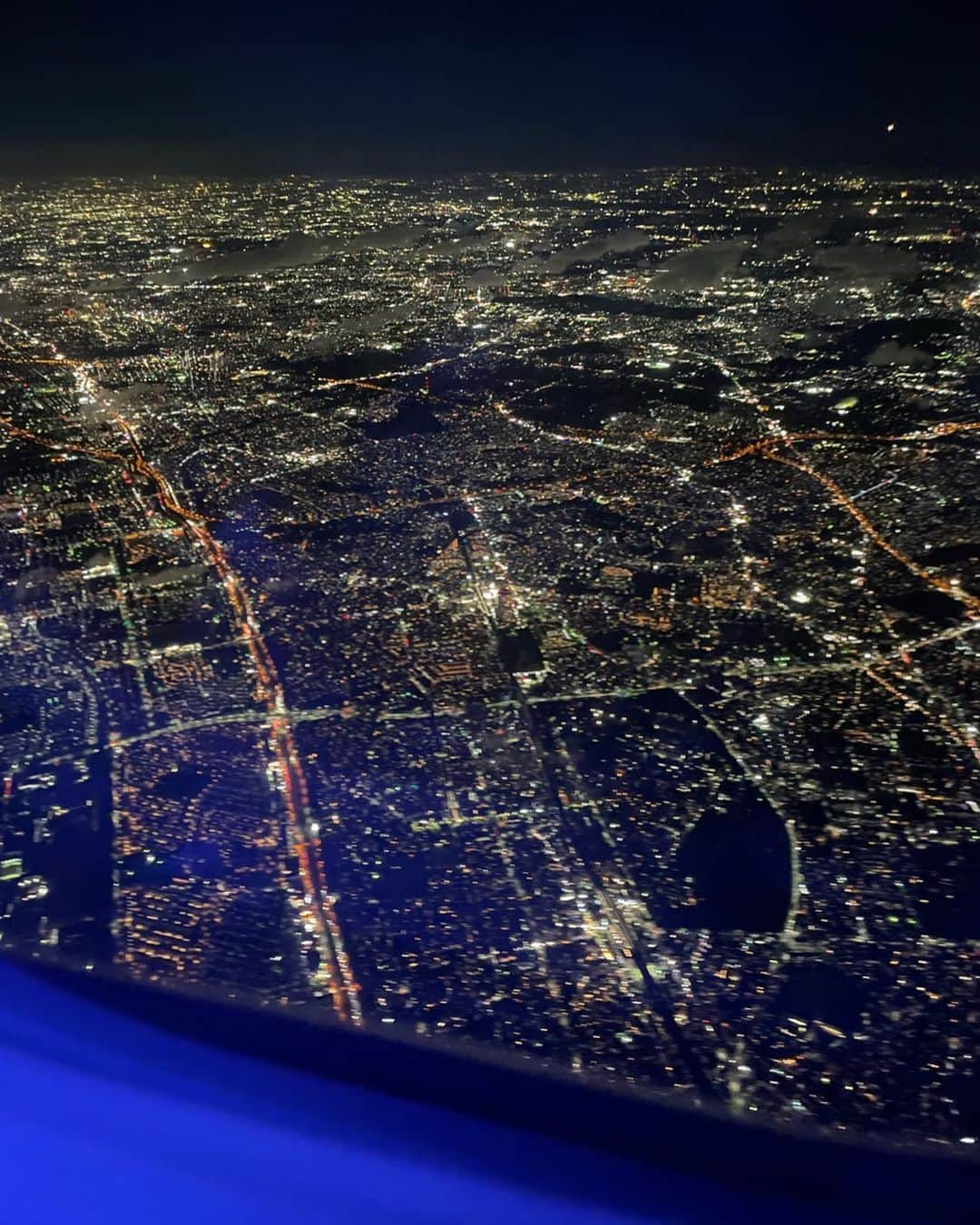 雛形あきこさんのインスタグラム写真 - (雛形あきこInstagram)「帰る飛行機の中からの東京 騒がしく見えるかもだけど やっぱり落ち着く #ただいま #空から東京」9月2日 0時14分 - akiko_hinagata