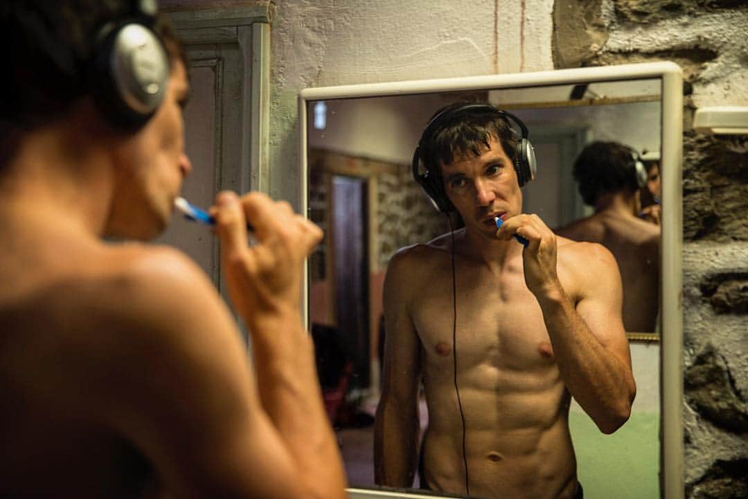 ジミー・チンのインスタグラム：「Apparently listening to the Batman soundtrack, having good dental hygiene and a solid core regimen can really up your game. @alexhonnold always upping his game... A behind the scenes moment from the production of #FreeSolo.   Shot on assignment for @NatGeo」