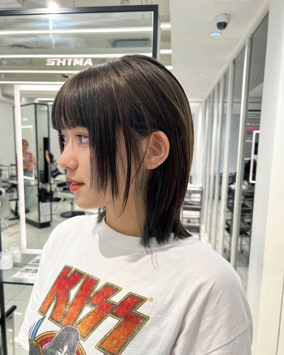 のインスタグラム：「SHIMA原宿店 @__daiwoo2 さんにイメチェンして頂きました♥  とても素敵なカット＆カラー ありがとうございました✨ ⁡ .  #SHIMA #shima原宿 #美容室 #原宿 #hair #hairstyle #haircut #haircolor #ブリーチなし #カラー #カラーカット #レイヤーカット #ぱっつん #ボブ #ミディアム #ストレート #外ハネ #イメチェン #イメチェンカット」