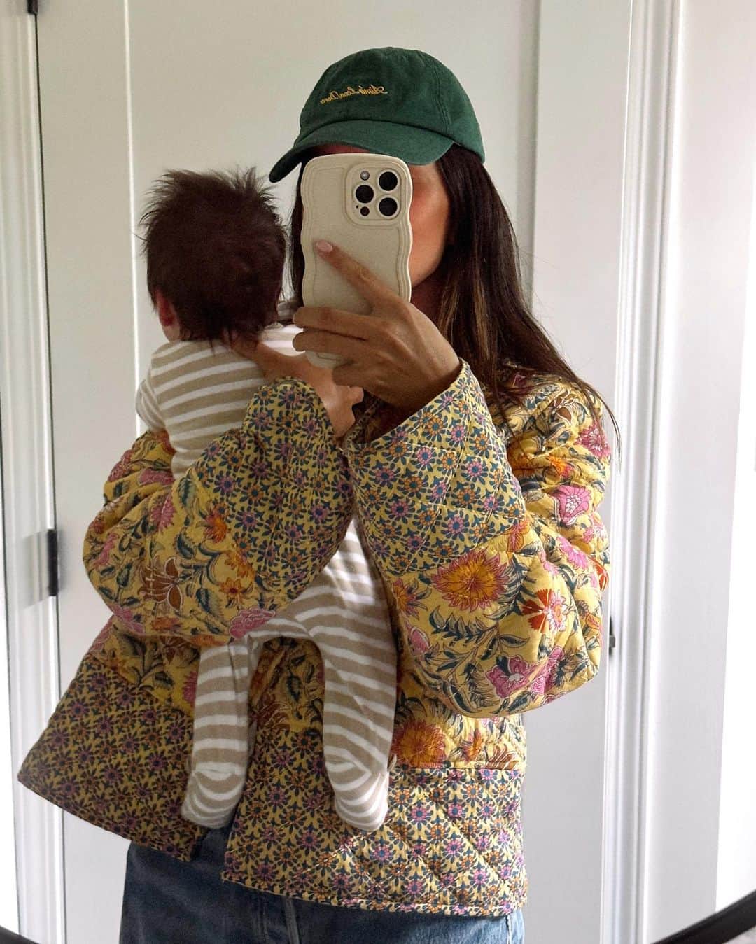 ジュリー・サリニャーナのインスタグラム：「My whole entire world; I’m madly in love with you Matissey baby. ❤️ happy 4 months my little love!   little update: he got his first haircut two weeks ago 🥹 (his hair was sooo long!), he can put his pacifier in his mouth on his own, giggles when tickled, has a fave toy that he won’t let go of, holds my finger tightly when he eats or is falling asleep, reaches for our face and touches his little feet now! 😍 #4monthsold #ilysm」