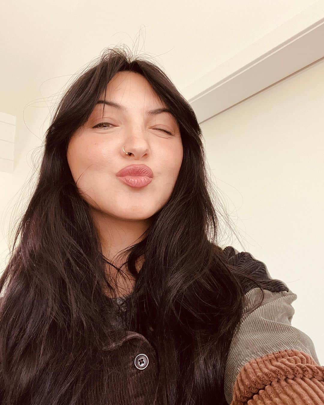 Julia Michaelsのインスタグラム：「Two weeks without a gallbladder now and finally feeling so much better. Thank you and lots of kisses to everyone that reached out and checked on me ❤️」
