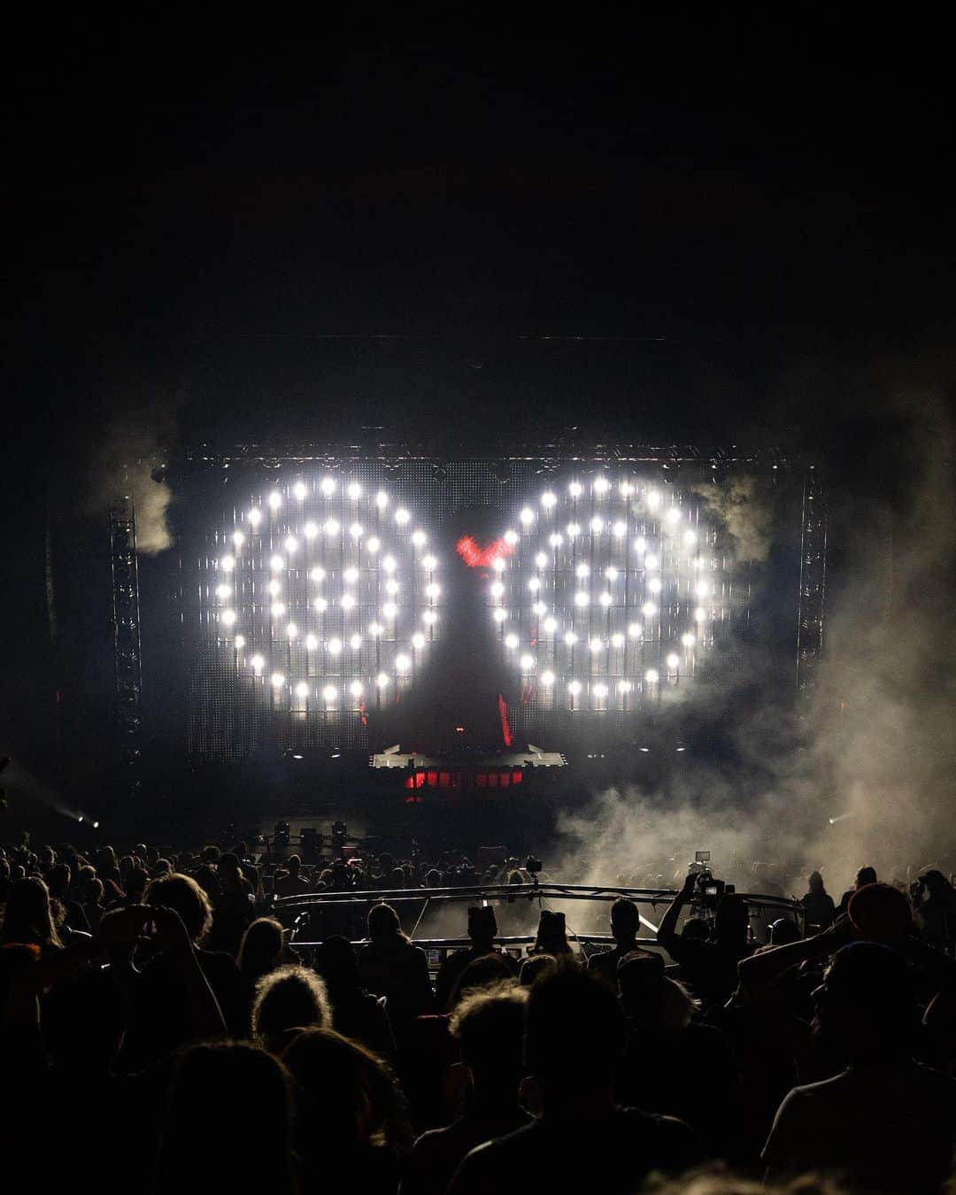 REZZさんのインスタグラム写真 - (REZZInstagram)「REZZ ROCKS NIGHT 1 ✔️ thank you all so much…. Night two tonight.  Vids and pics by @tessapaisan  @ragin__gagin」9月2日 0時35分 - officialrezz